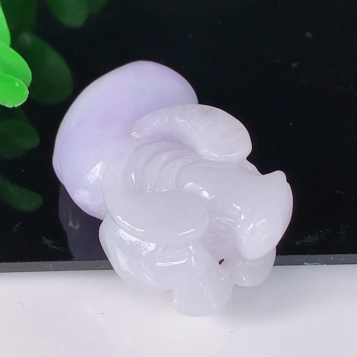 自然光实拍，冰润冰糯种紫罗兰翡翠生肖牛吊坠，牛气冲天，种老水足，翠色灵动，寓意美好，佩戴时尚出众！#41.20
