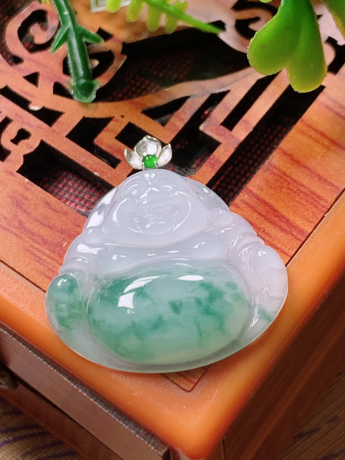 精品推荐，缅甸天然A货翡翠，18K金扣镶嵌冰种飘花佛公吊坠，种水好，颜色鲜艳，玉质水润细腻，工艺精湛，佩戴效果更佳。