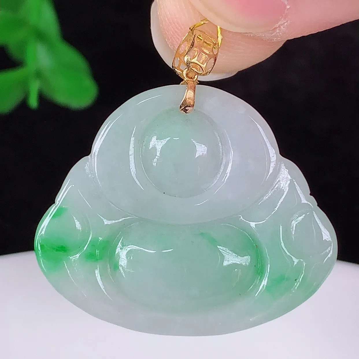自然光实拍，18K金镶嵌冰糯种飘阳绿翡翠佛公吊坠，冰透饱满， 佛公亦保平安 寓意有福（佛公）相伴，品相佳，配戴优雅迷人！#35.20