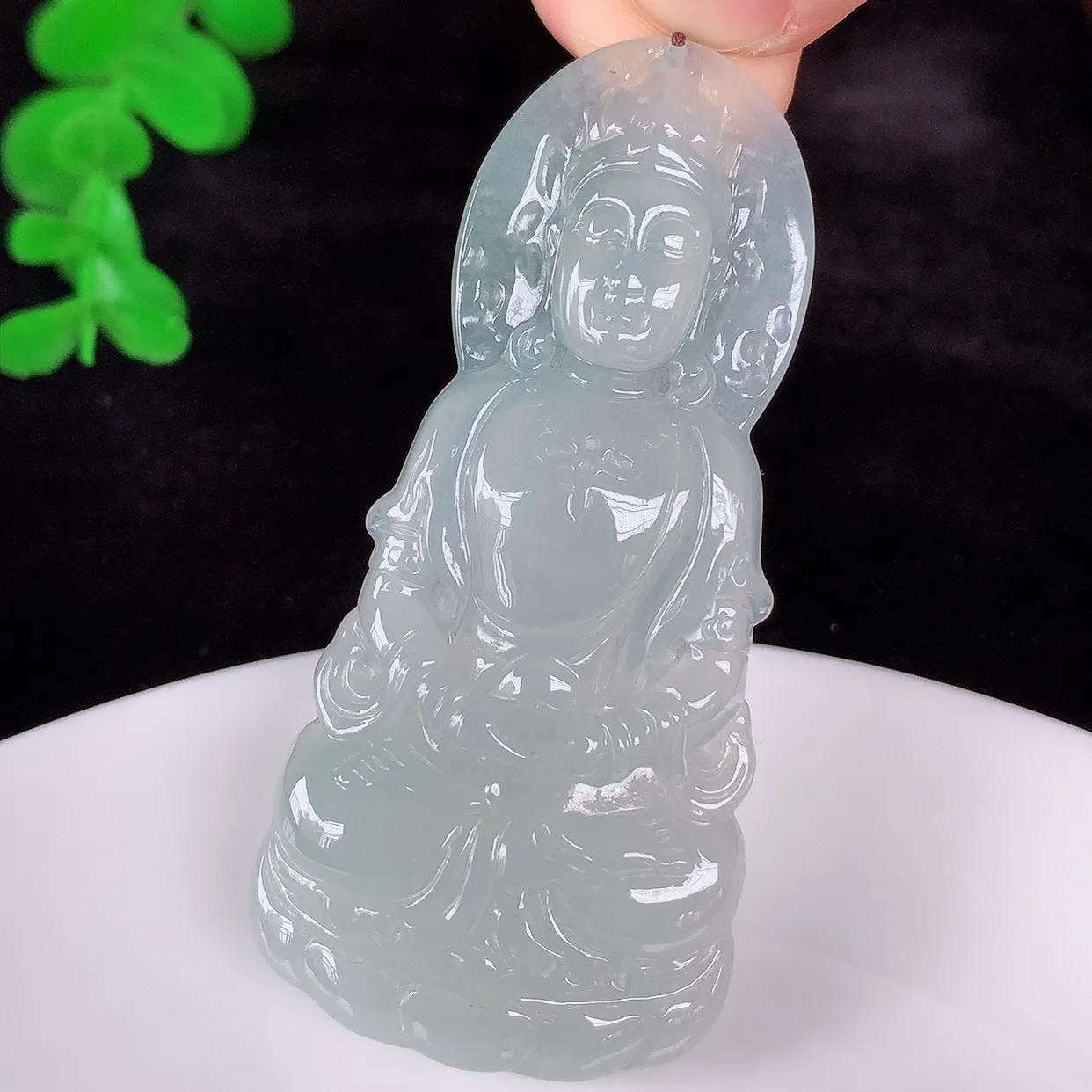 自然光实拍，大件冰种翡翠观音吊坠，赐福翡翠观音，翠色迷人，观音面相端庄，佩戴时尚出众！#41.22