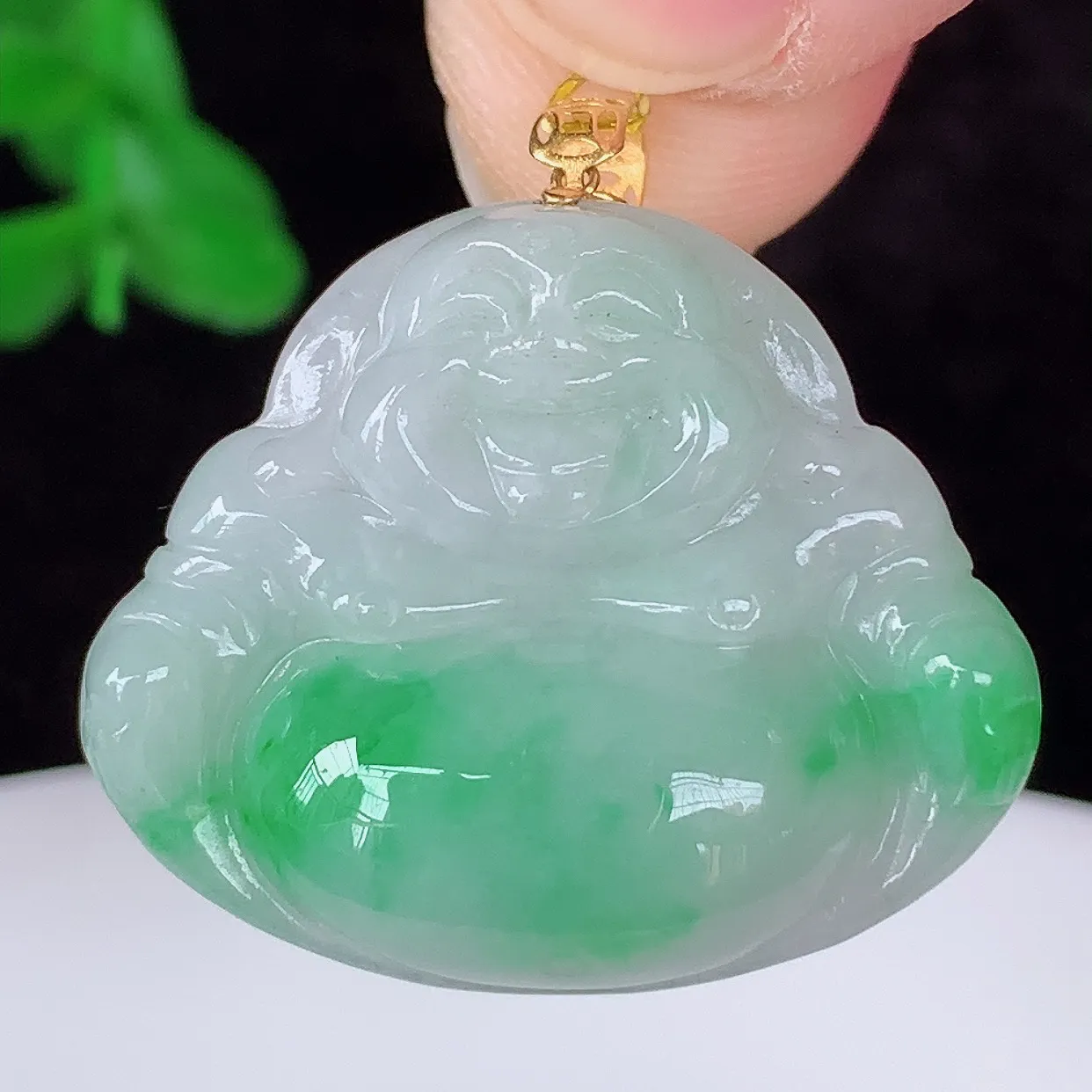自然光实拍，18K金镶嵌冰糯种飘阳绿翡翠佛公吊坠，冰透饱满， 佛公亦保平安 寓意有福（佛公）相伴，品相佳，配戴优雅迷人！#35.20