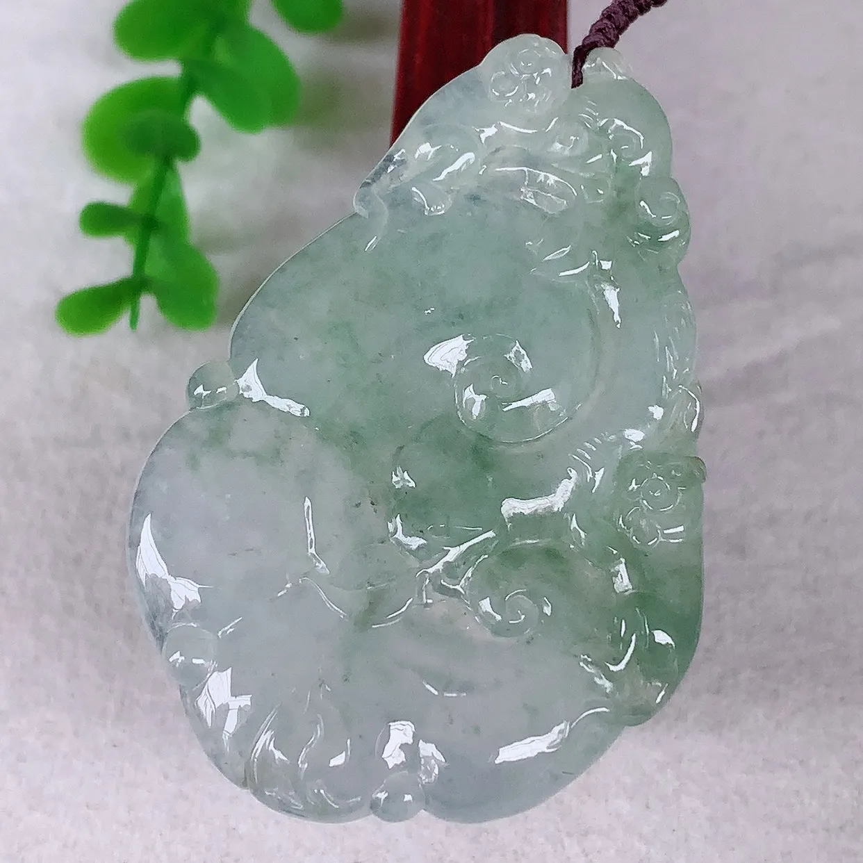 自然光实拍，大件冰种飘绿翡翠如意吊坠，翡翠如意，上身效果非常美 饱满大气，工艺美，万事如意，如意一生 #41.22