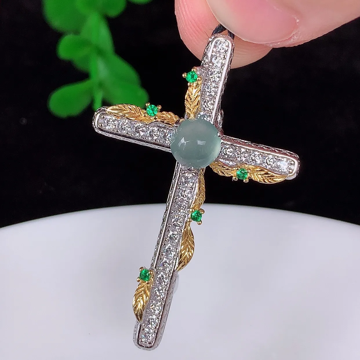 自然光实拍，冰透翡翠925银镶嵌十字架吊坠，自然光实拍，翠色灵动，颜色漂亮，种老水足，品相佳，佩戴佳品！#97.22