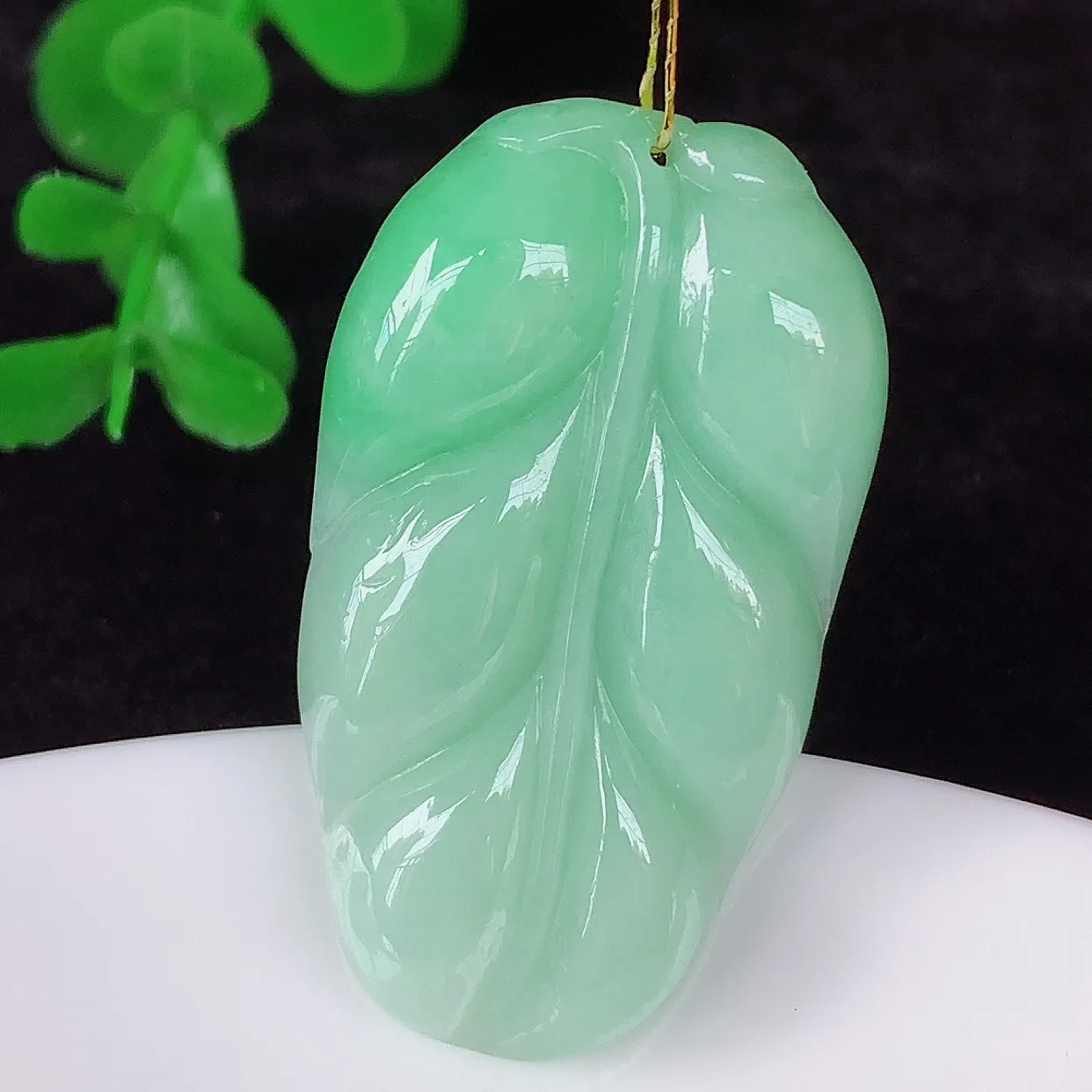 自然光实拍，冰润冰糯种飘绿翡翠事业有成叶子吊坠，莹润且起胶，叶子清秀优雅，佩戴大业有成！#35.20
