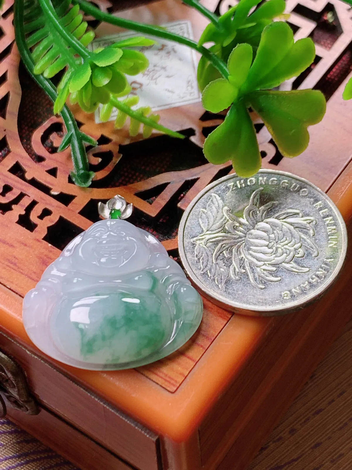 精品推荐，缅甸天然A货翡翠，18K金扣镶嵌冰种飘花佛公吊坠，种水好，颜色鲜艳，玉质水润细腻，工艺精湛，佩戴效果更佳。