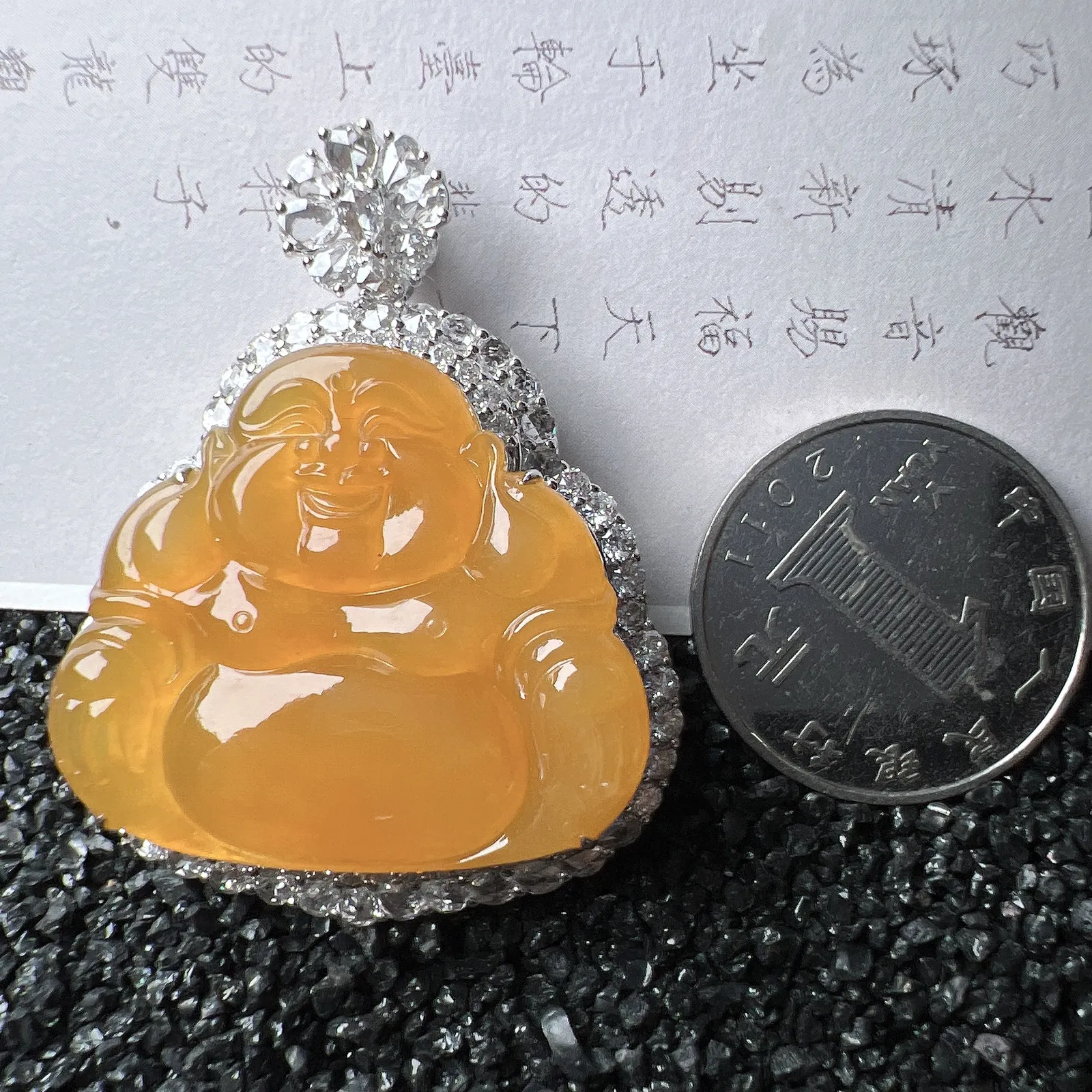 【冰黄佛公】种地优秀，通透闪亮，起光的料子，厚度很好，工艺雕刻精湛。18k金钻镶嵌，整体尺寸47.5-37.1-17 mm，裸石尺寸28.9-32.6-6.3mm。
