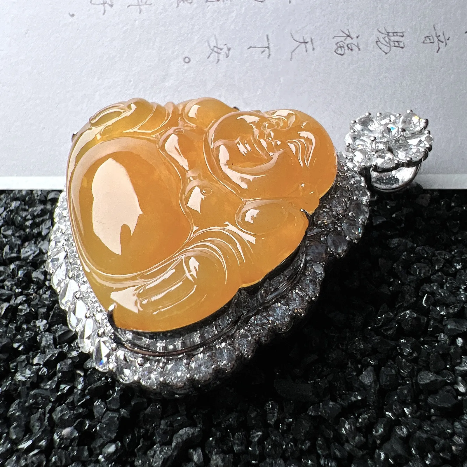【冰黄佛公】种地优秀，通透闪亮，起光的料子，厚度很好，工艺雕刻精湛。18k金钻镶嵌，整体尺寸47.5-37.1-17 mm，裸石尺寸28.9-32.6-6.3mm。