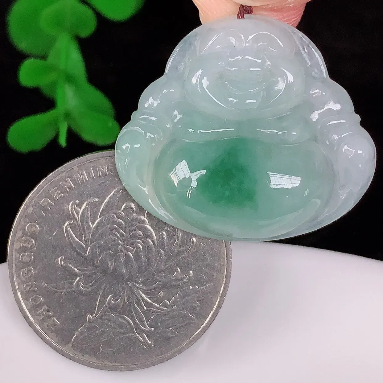 自然光实拍，冰润冰飘花翡翠佛公吊坠，饱满， 佛公亦保平安，寓意有福（佛公）相伴，配戴优雅迷人！#57.20