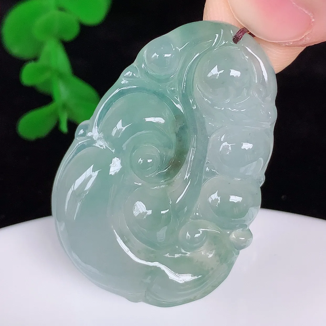 自然光实拍 冰种飘绿翡翠如意吊坠，翡翠如意，上身效果非常美，饱满大气，工艺美，万事如意，如意一生 #01.22