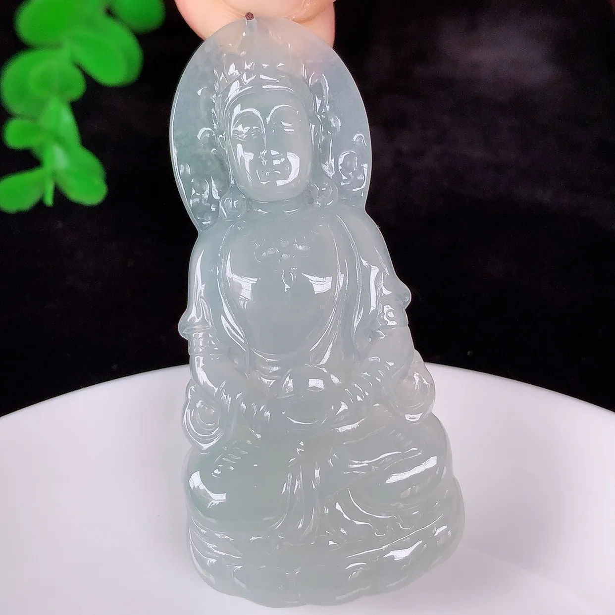 自然光实拍，大件冰种翡翠观音吊坠，赐福翡翠观音，翠色迷人，观音面相端庄，佩戴时尚出众！#41.22