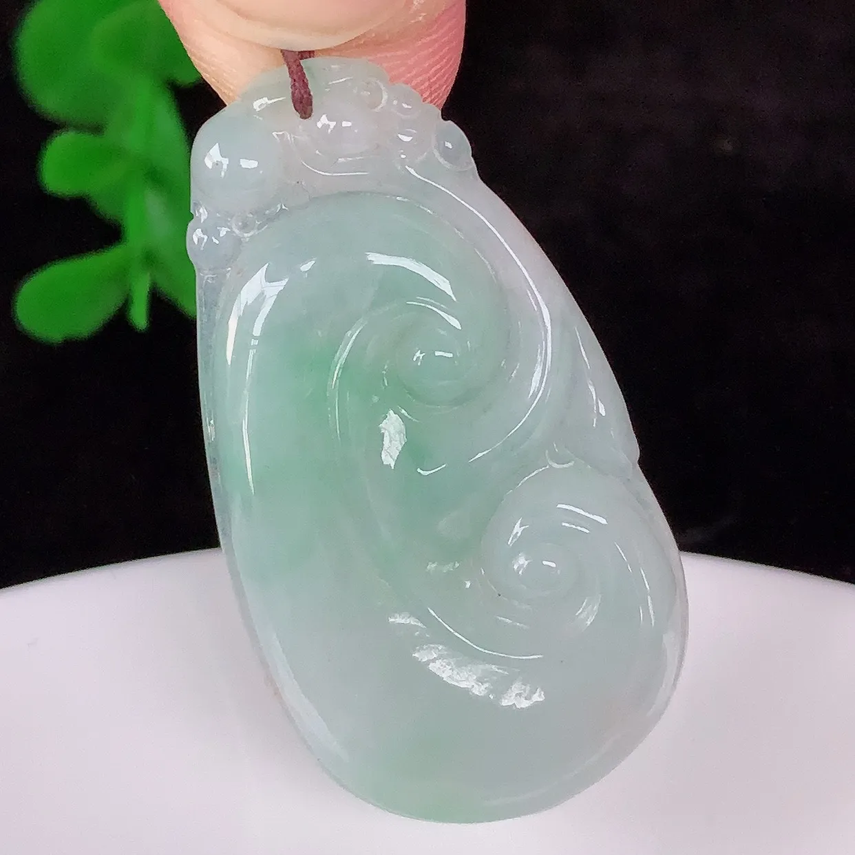 自然光实拍，冰糯种飘绿翡翠如意吊坠，翡翠如意，上身效果非常美，饱满大气，工艺美，万事如意，如意一生 #57.20