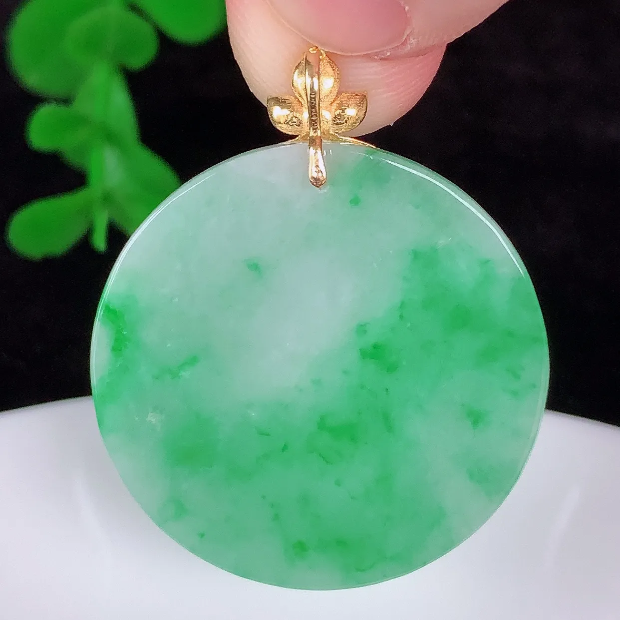 自然光实拍，18K金镶嵌水润冰糯种飘阳绿翡翠平安无事牌吊坠，翡翠无事牌，平平安安，无事牌翠色灵动，佩戴平安时尚！#00.22整体33.6*28*4裸石28*28