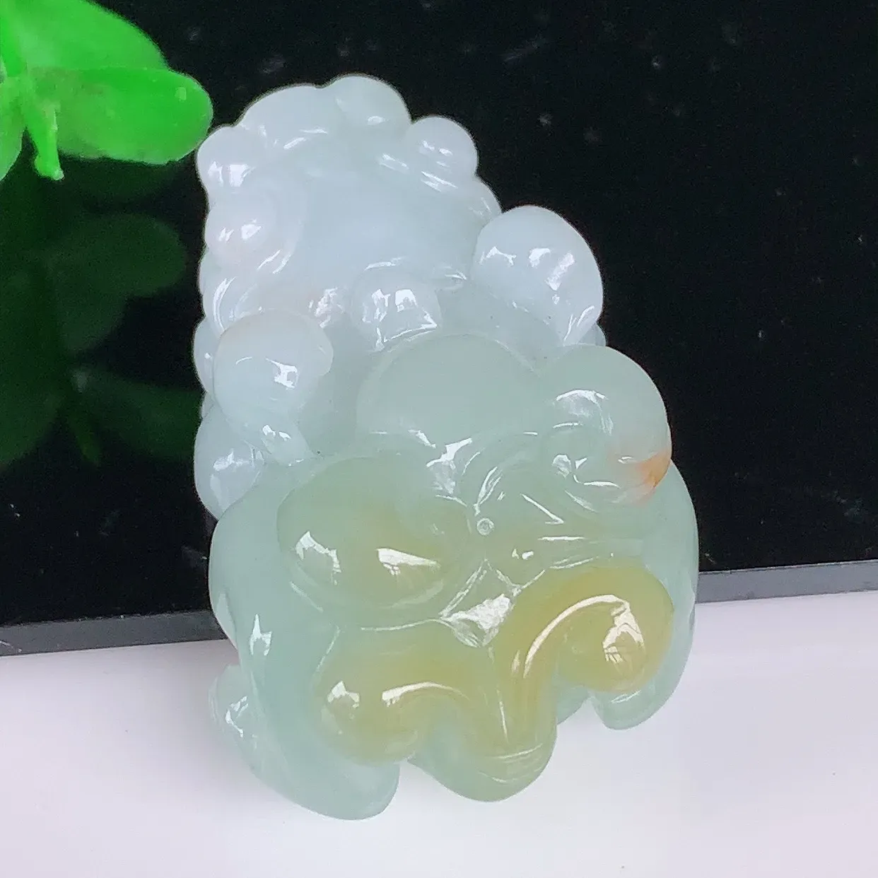 自然光实拍，冰润冰糯种黄翡翡翠招财貔貅吊坠，民间有“一摸貔貅运程旺盛，再摸貔貅财运滚滚，三摸貔貅平步青云 ”的美好祝愿。#01.22