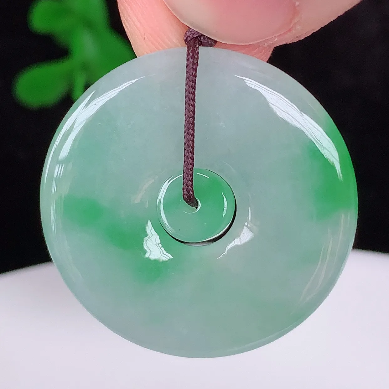自然光实拍，冰种飘绿翡翠平安扣吊坠，翡翠平安扣，冰透，灵动飘逸，寓意平平安安，平安扣佩戴端庄漂亮！#41.22