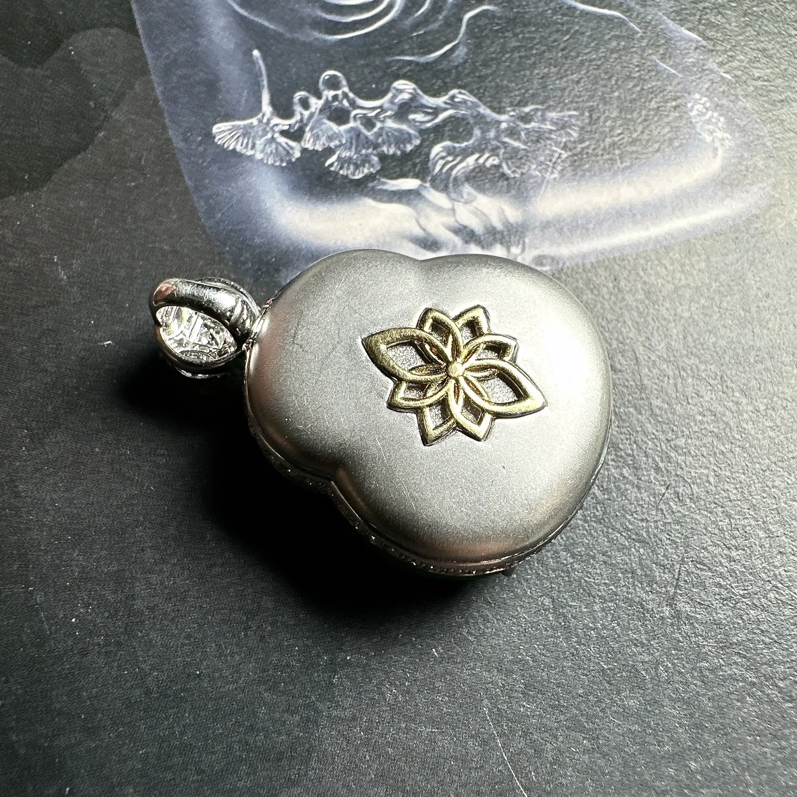 【财神】辣绿色财神，冰冰透透的，种很老，光度很不错，雕刻精致，厚度够厚，裸石尺寸26.6*24.5*6.6毫米。