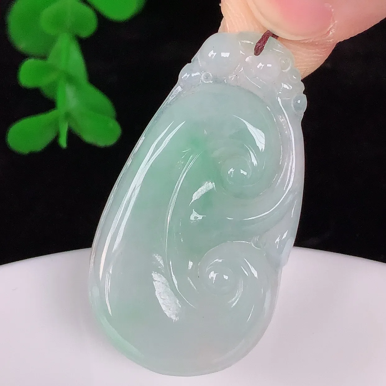 自然光实拍，冰糯种飘绿翡翠如意吊坠，翡翠如意，上身效果非常美，饱满大气，工艺美，万事如意，如意一生 #57.20