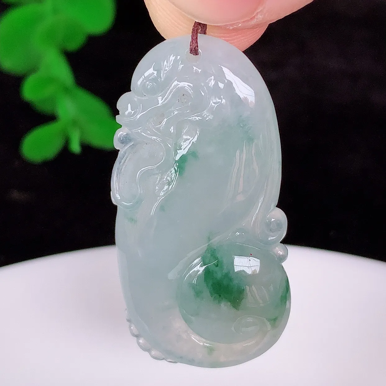 自然光实拍，冰种飘花翡翠精雕龙腾盛世、龙牌吊坠，种水好，雕工立体精致，佩戴霸气时尚！#87.22