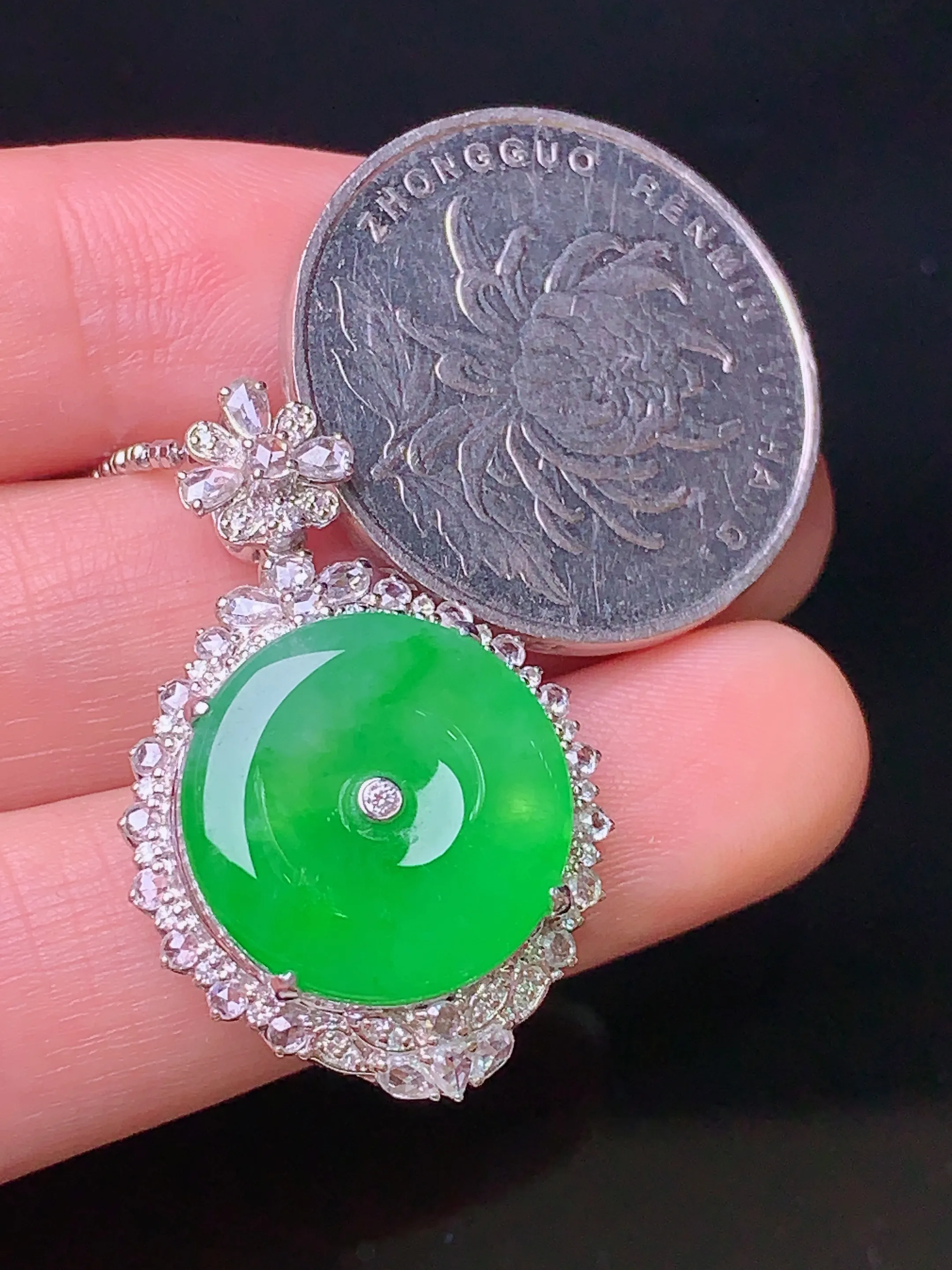 18k金钻镶嵌翠绿平安扣吊坠 玉质细腻 色泽艳丽 整体尺寸30.5*20*9.5