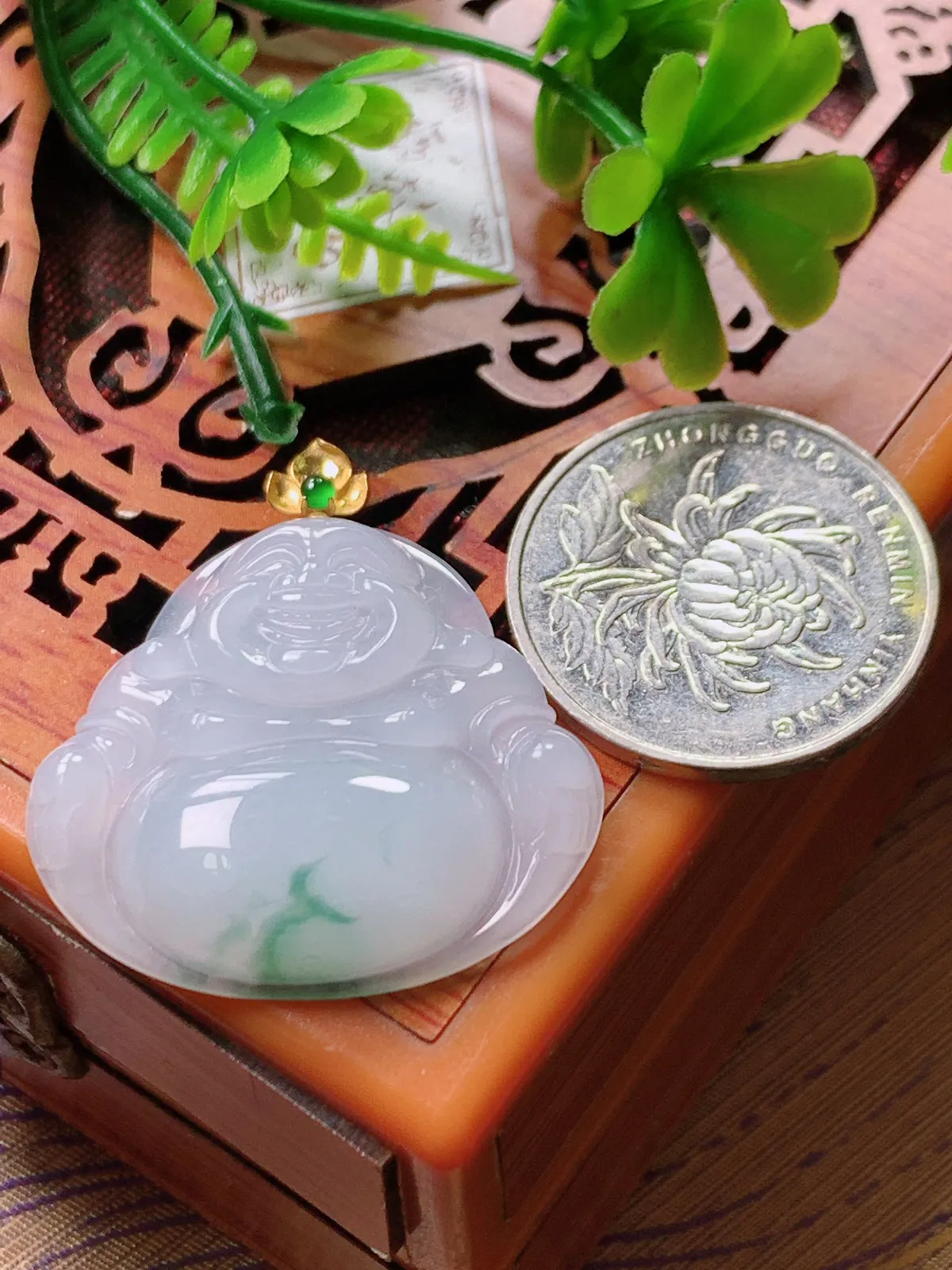 精品推荐，缅甸天然A货翡翠，18K金扣镶嵌冰种飘花佛公吊坠，种水好，颜色鲜艳，玉质水润细腻，工艺精湛，佩戴效果更佳。