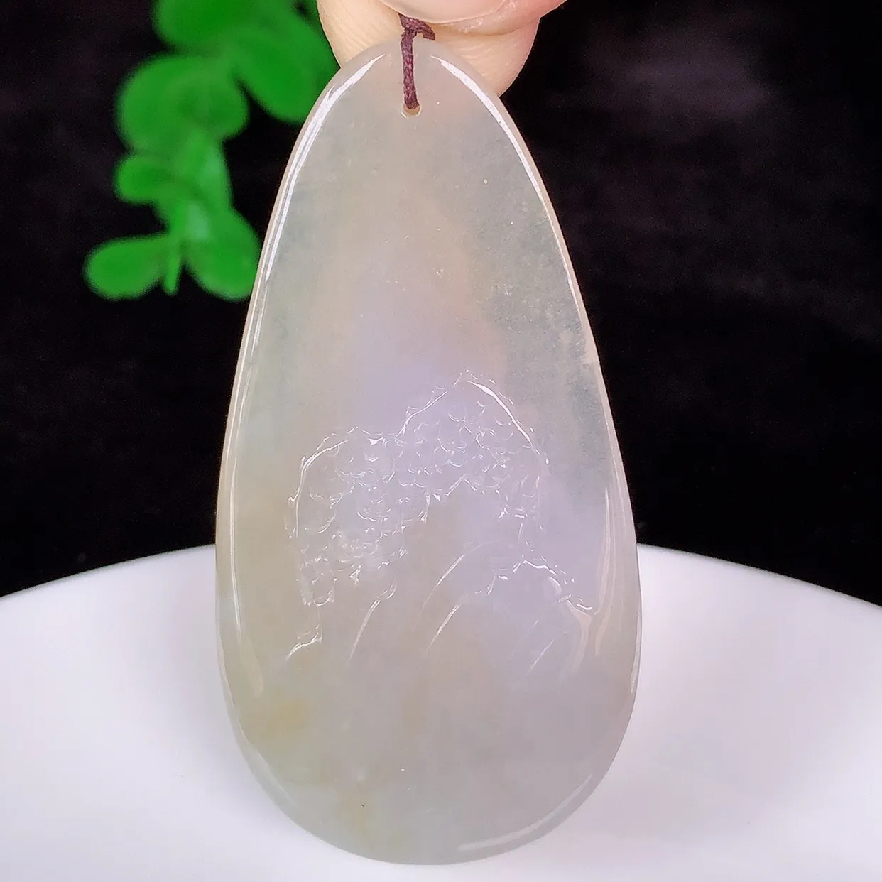 自然光实拍，冰润冰种黄翡翡翠山水牌吊坠，翡翠山水，立体生动形象，山水素材布局合理，意境感佳，佩戴上身效果更高贵 #60.22