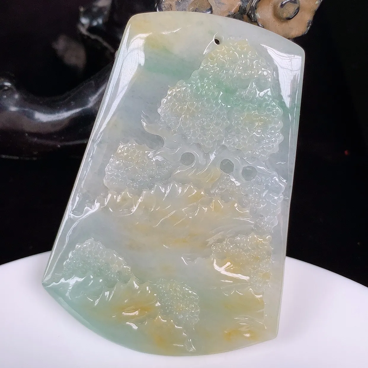 自然光实拍，大件冰润冰双彩黄加绿翡翠山水牌吊坠，翡翠山水，立体生动形象，山水素材布局合理，意境感佳，佩戴上身效果更高贵 #60.22