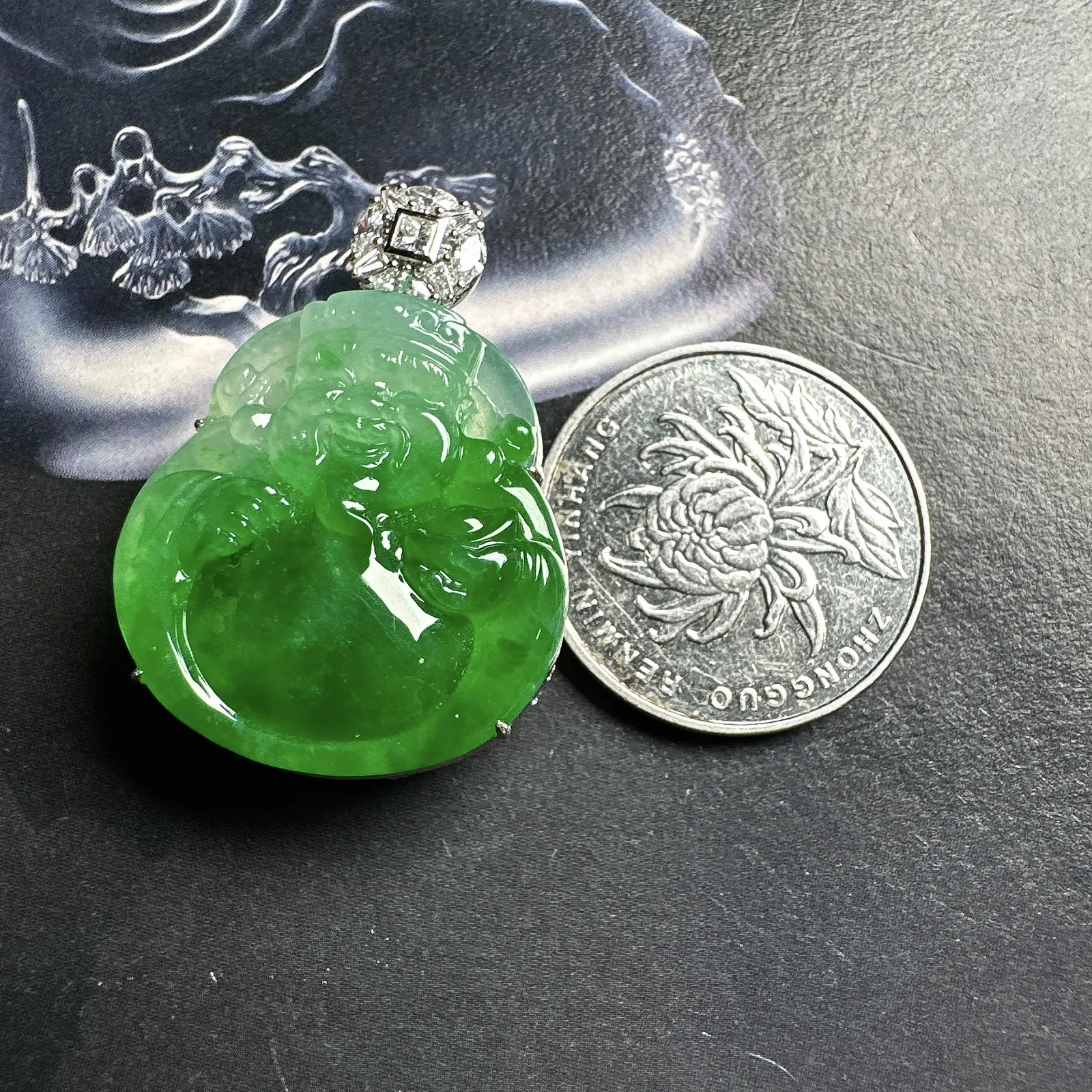 【财神】辣绿色财神，冰冰透透的，种很老，光度很不错，雕刻精致，厚度够厚，裸石尺寸26.6*24.5*6.6毫米。