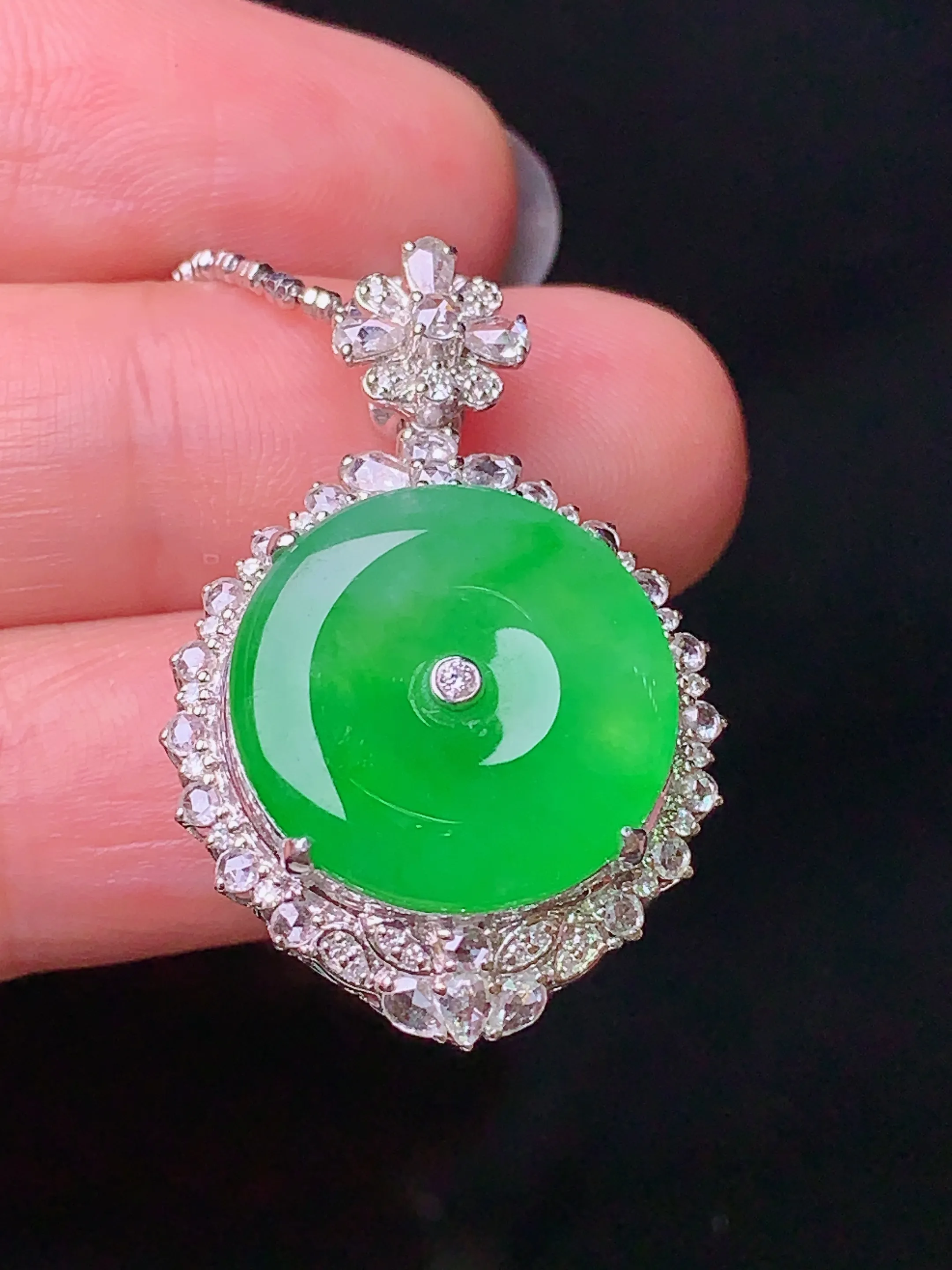 18k金钻镶嵌翠绿平安扣吊坠 玉质细腻 色泽艳丽 整体尺寸30.5*20*9.5