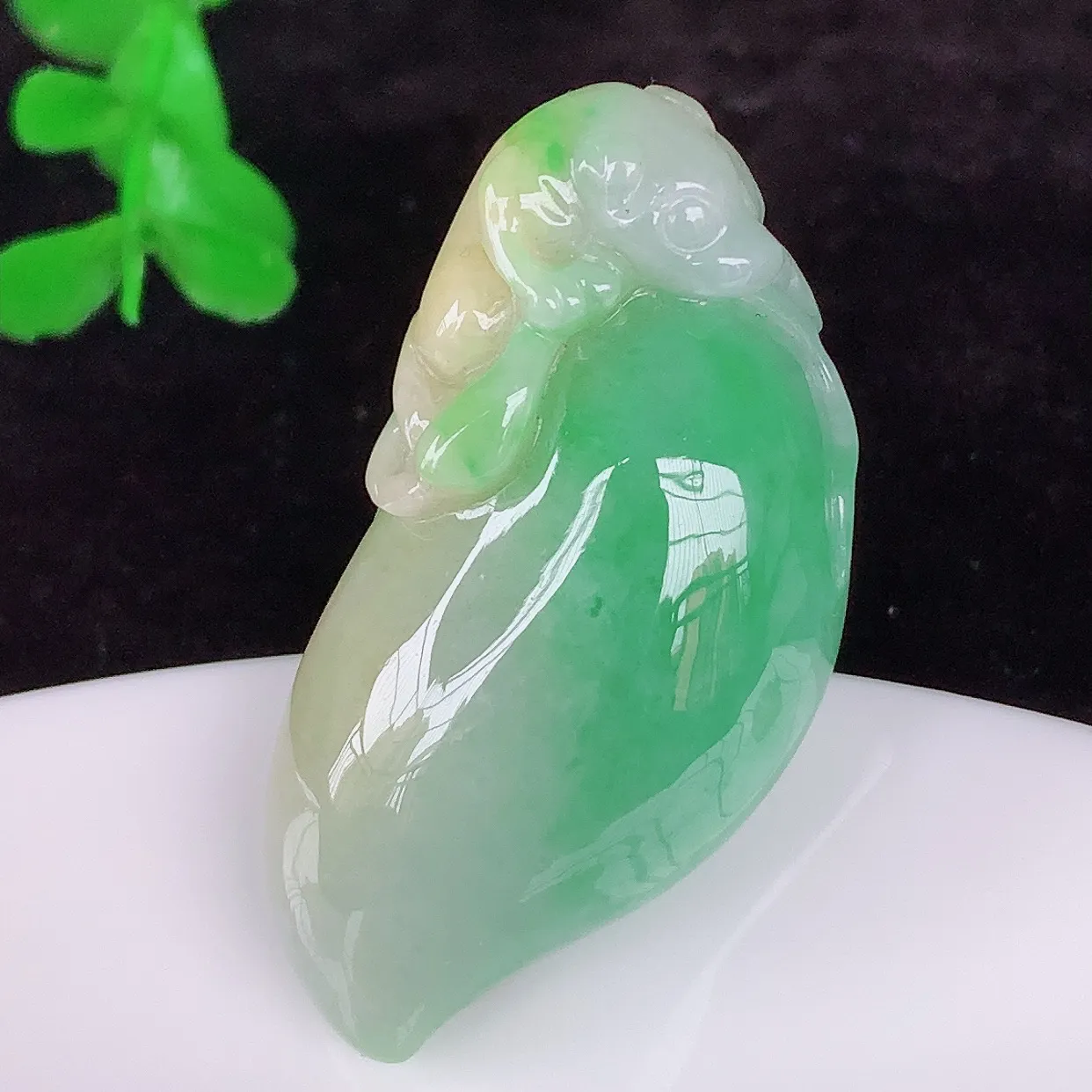 自然光实拍，冰润冰糯种双彩黄加绿翡翠招财福瓜吊坠，翡翠福瓜招财瓜，冰润且起胶感，佩戴效果优雅迷人！#87.22