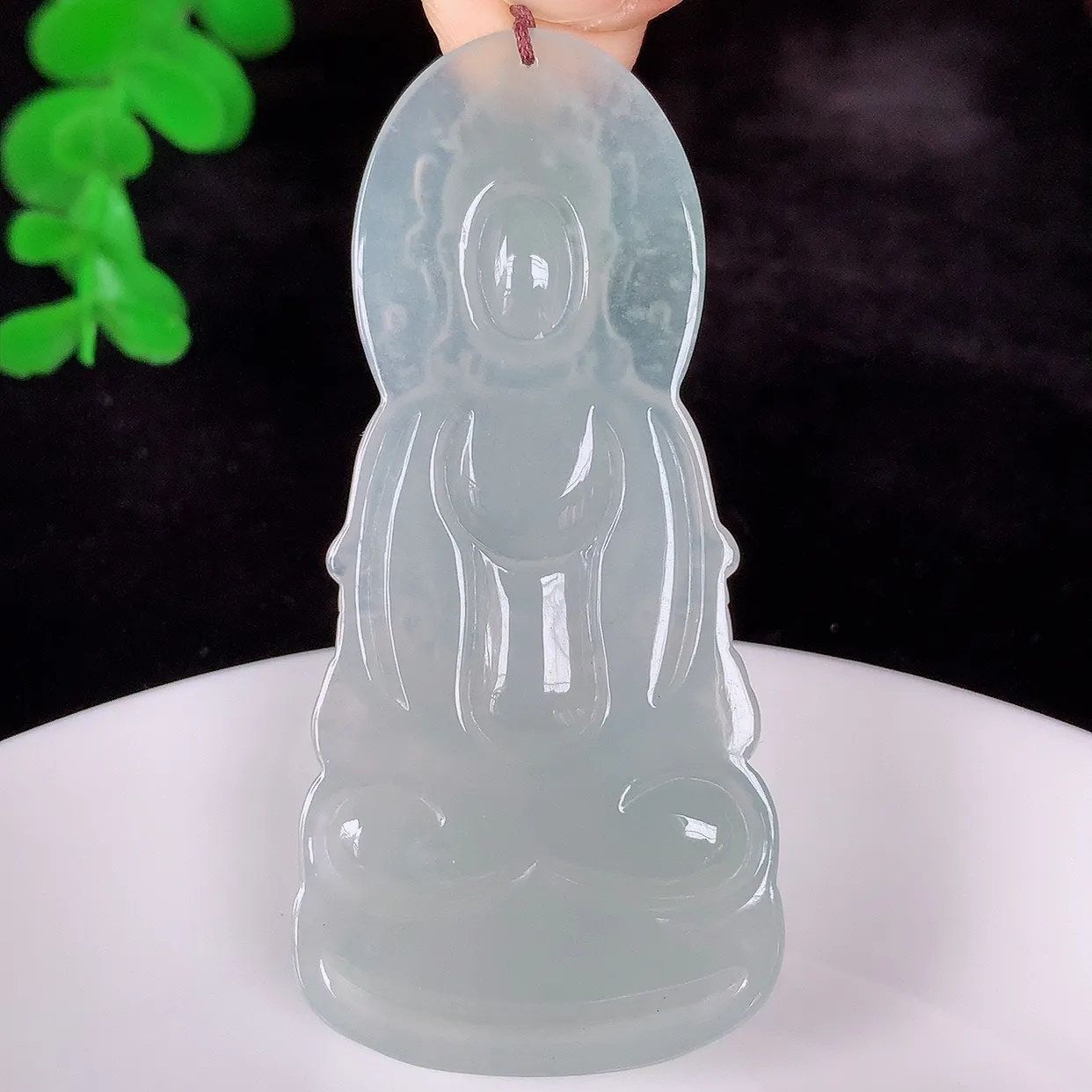 自然光实拍，大件冰种翡翠观音吊坠，赐福翡翠观音，翠色迷人，观音面相端庄，佩戴时尚出众！#41.22