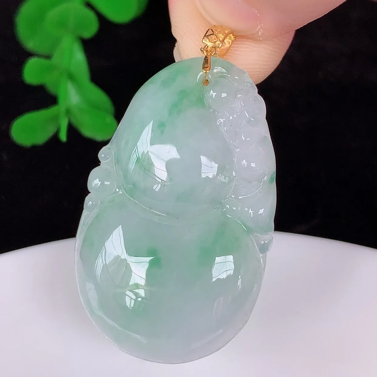 自然光实拍 18K金镶嵌冰润冰糯种飘绿翡翠葫芦吊坠，翡翠葫芦，寓意福禄双全，财源滚滚，佩戴效果优雅迷人！#00.20