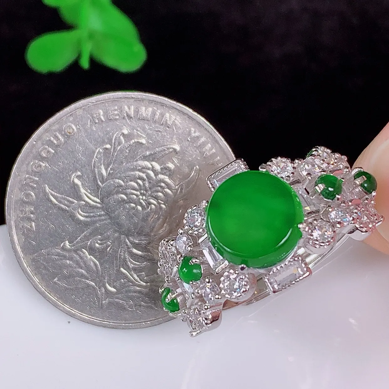 自然光实拍，冰透满绿翡翠925银镶嵌无事牌戒指，自然光实拍，翠色灵动，颜色漂亮，种老水足，品相佳，佩戴佳品！#97.20（圈口可调大小）