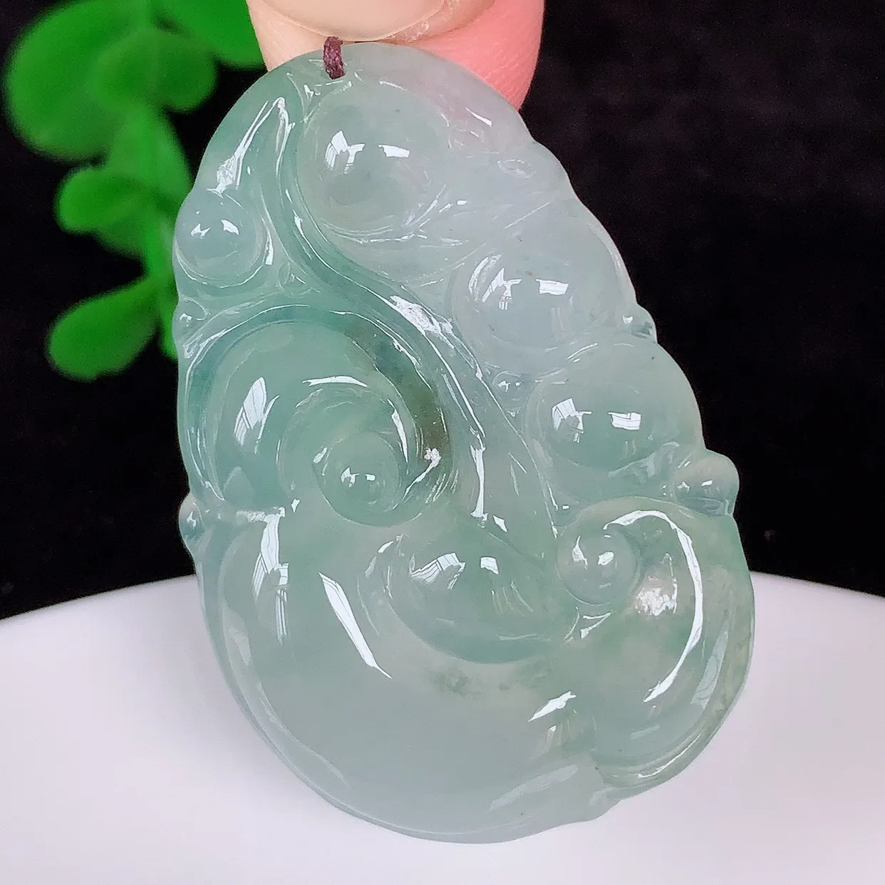 自然光实拍 冰种飘绿翡翠如意吊坠，翡翠如意，上身效果非常美，饱满大气，工艺美，万事如意，如意一生 #