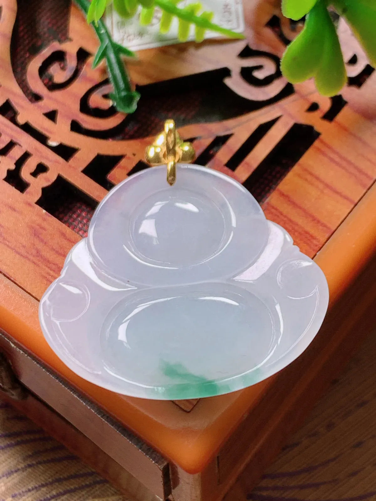 精品推荐，缅甸天然A货翡翠，18K金扣镶嵌冰种飘花佛公吊坠，种水好，颜色鲜艳，玉质水润细腻，工艺精湛，佩戴效果更佳。