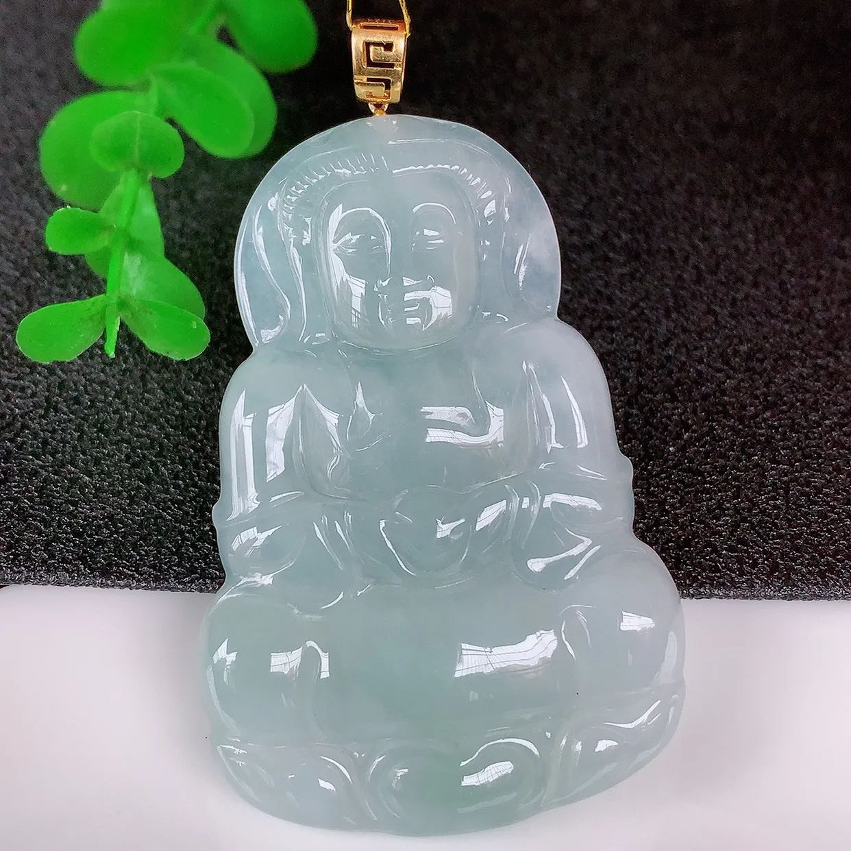 自然光实拍，18K金镶嵌大件冰种翡翠观音吊坠，赐福翡翠观音，翠色迷人，观音面相端庄，佩戴时尚出众！#35.22整体60.5*裸石52.8*36*5