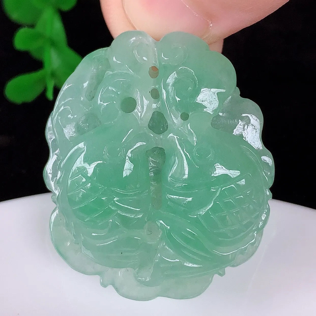 自然光实拍，冰润冰糯种满绿翡翠荷叶鱼、和和美美玉坠，财源广进，自然隐逸、荷本是素不着尘之物，有和美之