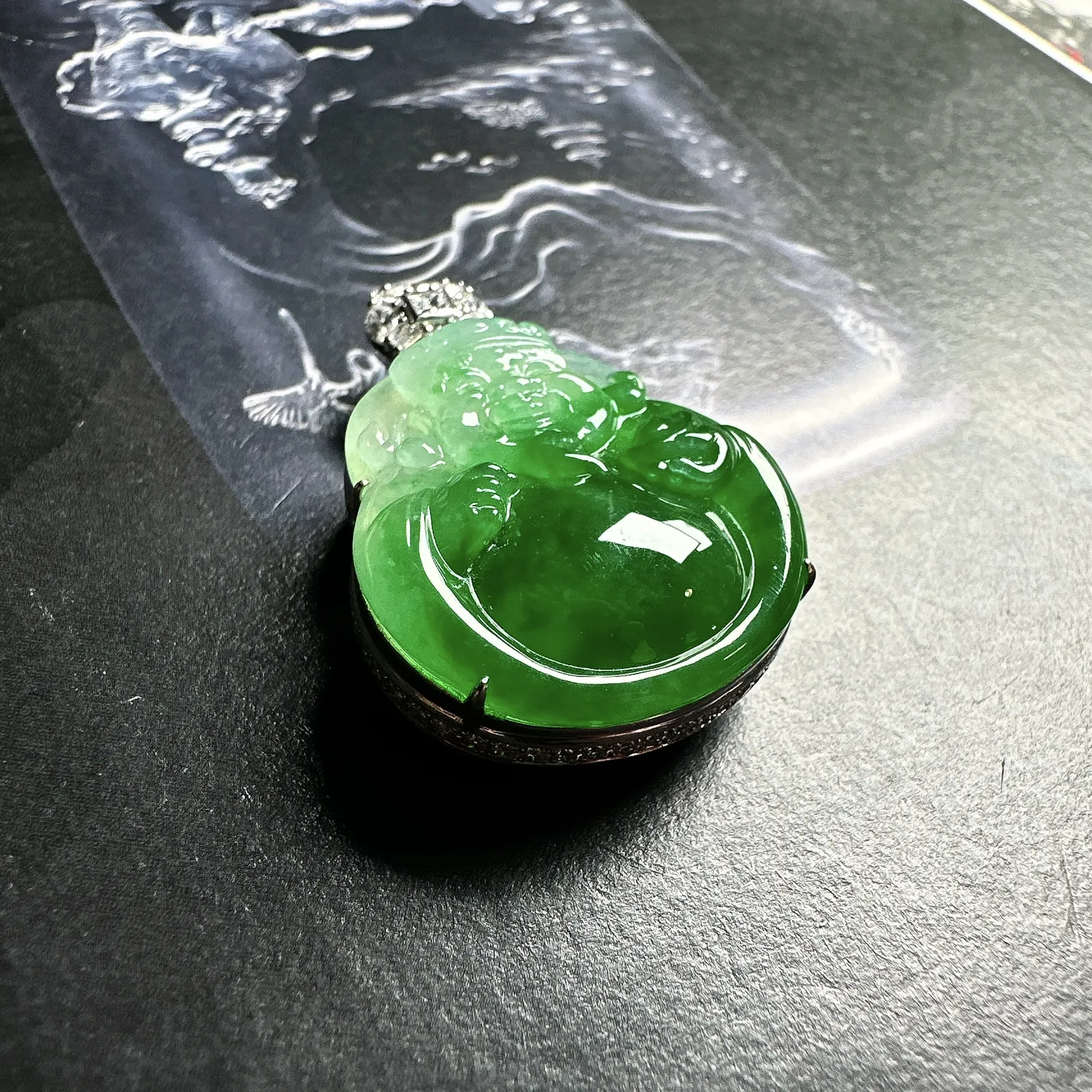 【财神】辣绿色财神，冰冰透透的，种很老，光度很不错，雕刻精致，厚度够厚，裸石尺寸26.6*24.5*6.6毫米。