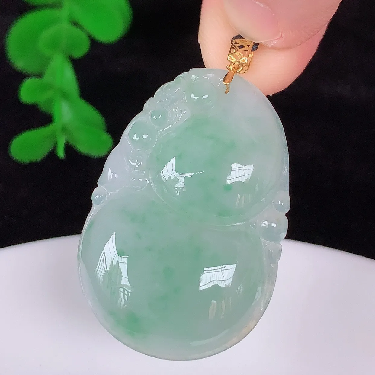自然光实拍，18K金镶嵌冰飘绿花翡翠葫芦吊坠，翡翠葫芦，寓意福禄双全，财源滚滚，佩戴效果优雅迷人！#00.22