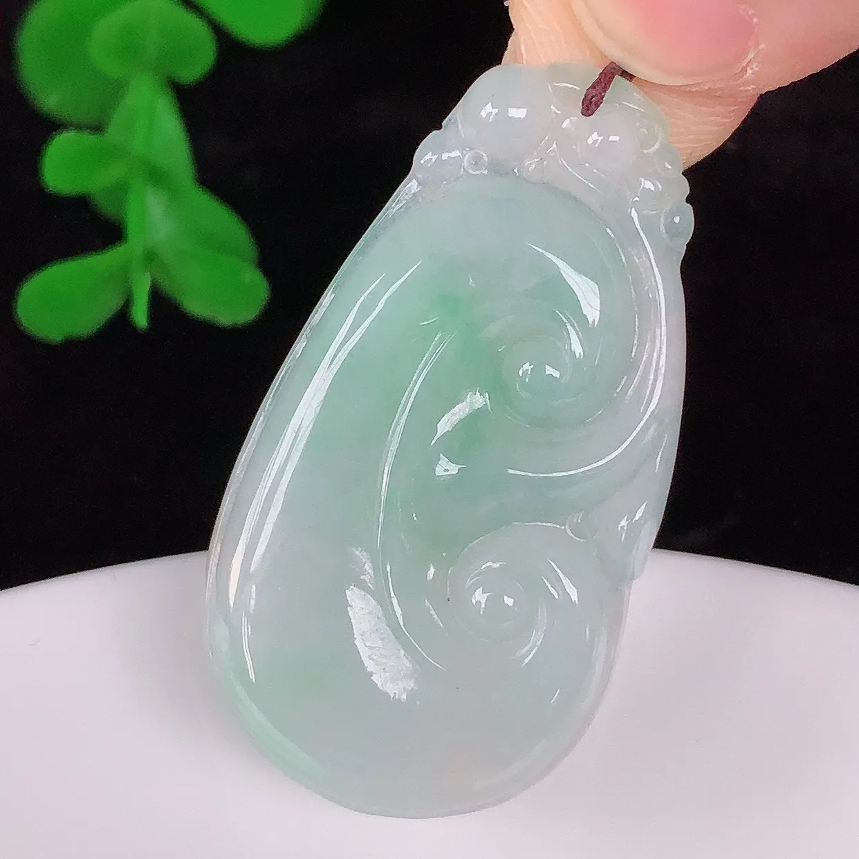 自然光实拍，冰糯种飘绿翡翠如意吊坠，翡翠如意，上身效果非常美，饱满大气，工艺美，万事如意，如意一生 