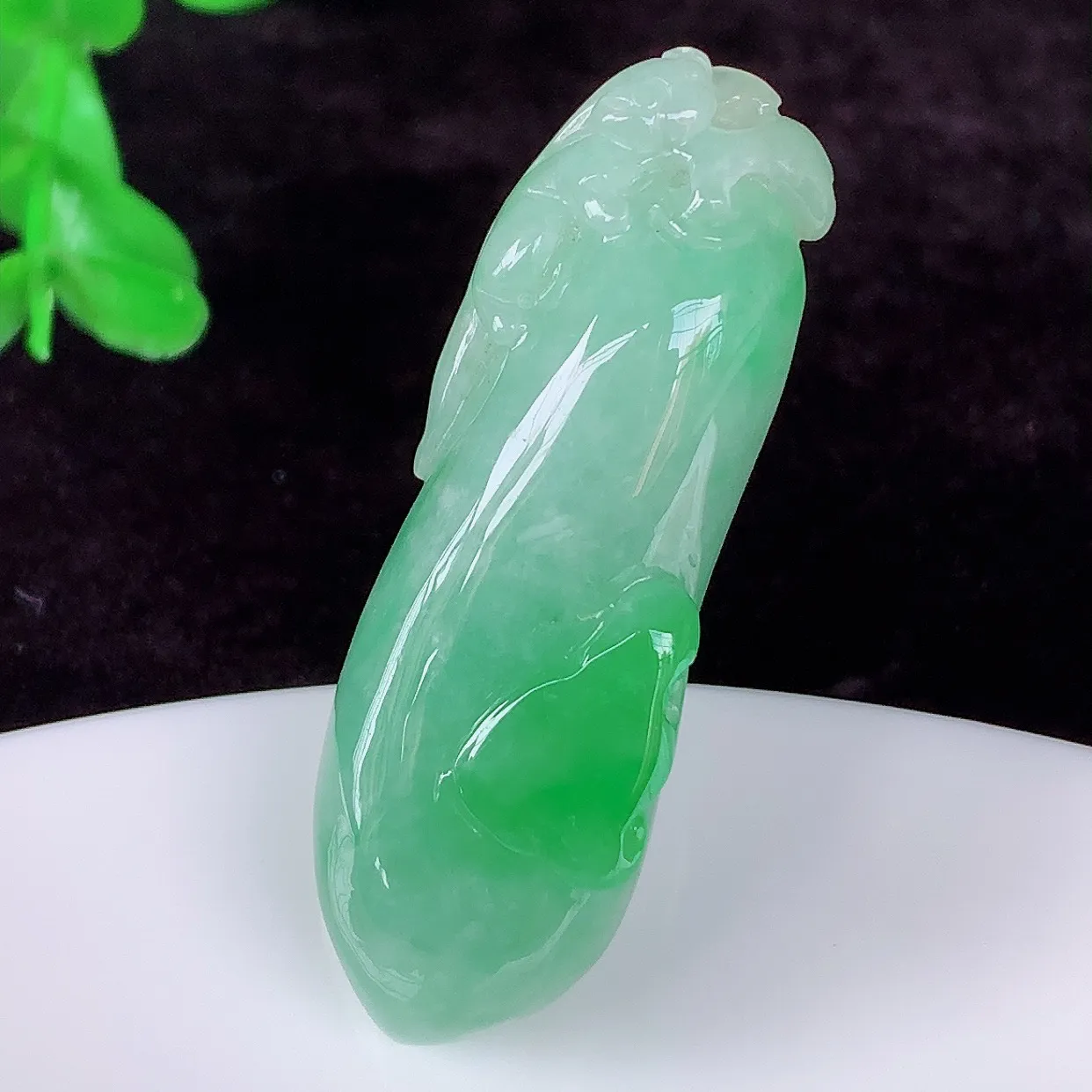 自然光实拍，冰润冰糯种飘阳绿翡翠招财福瓜吊坠，翡翠福瓜招财瓜，冰润且起胶感，佩戴效果优雅迷人！#05