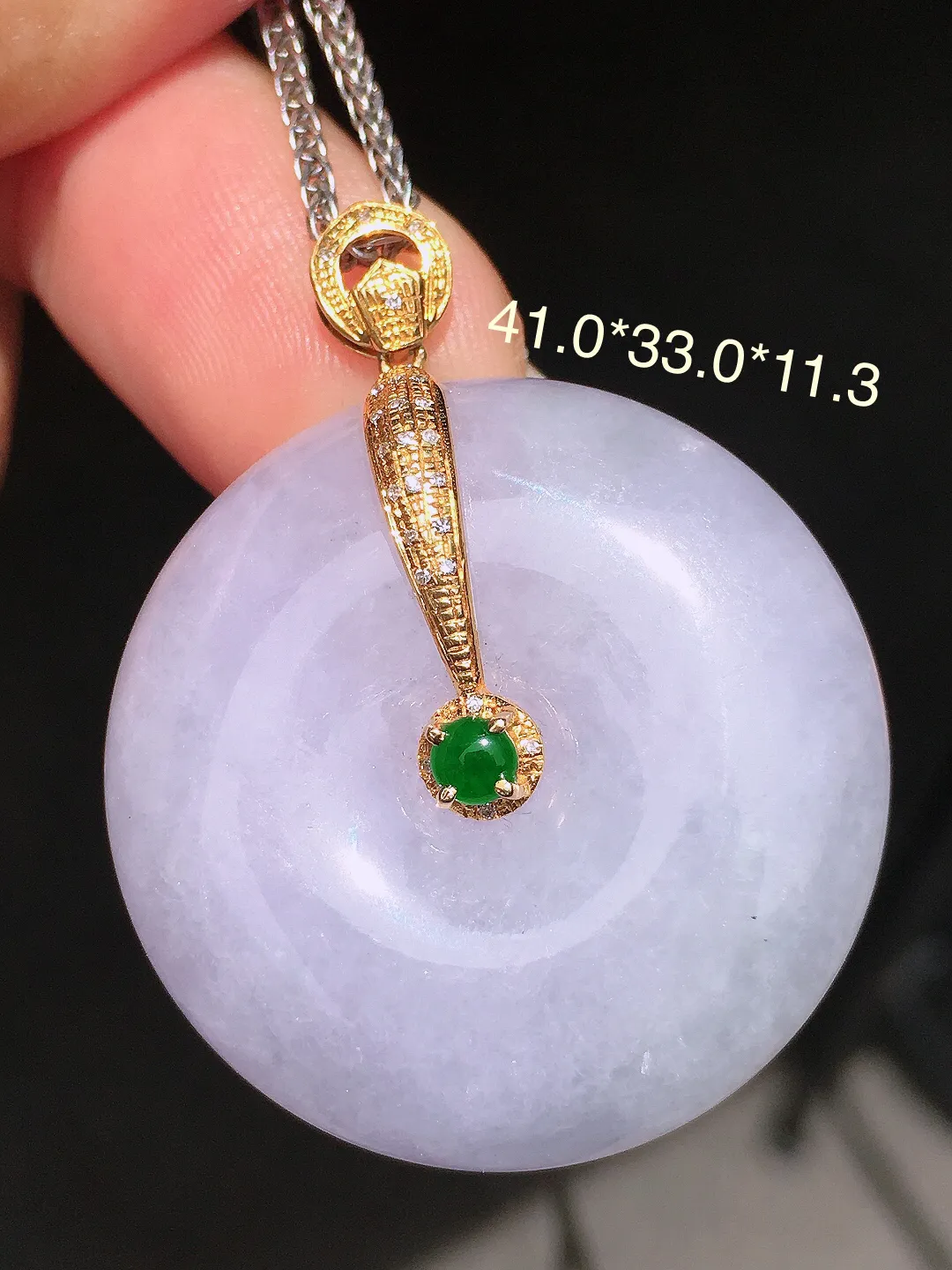 紫罗兰平安扣吊坠，色泽均匀艳丽，玉质细腻，荧光感超
强，饱满水润，气质满满。18k
金豪华镶嵌