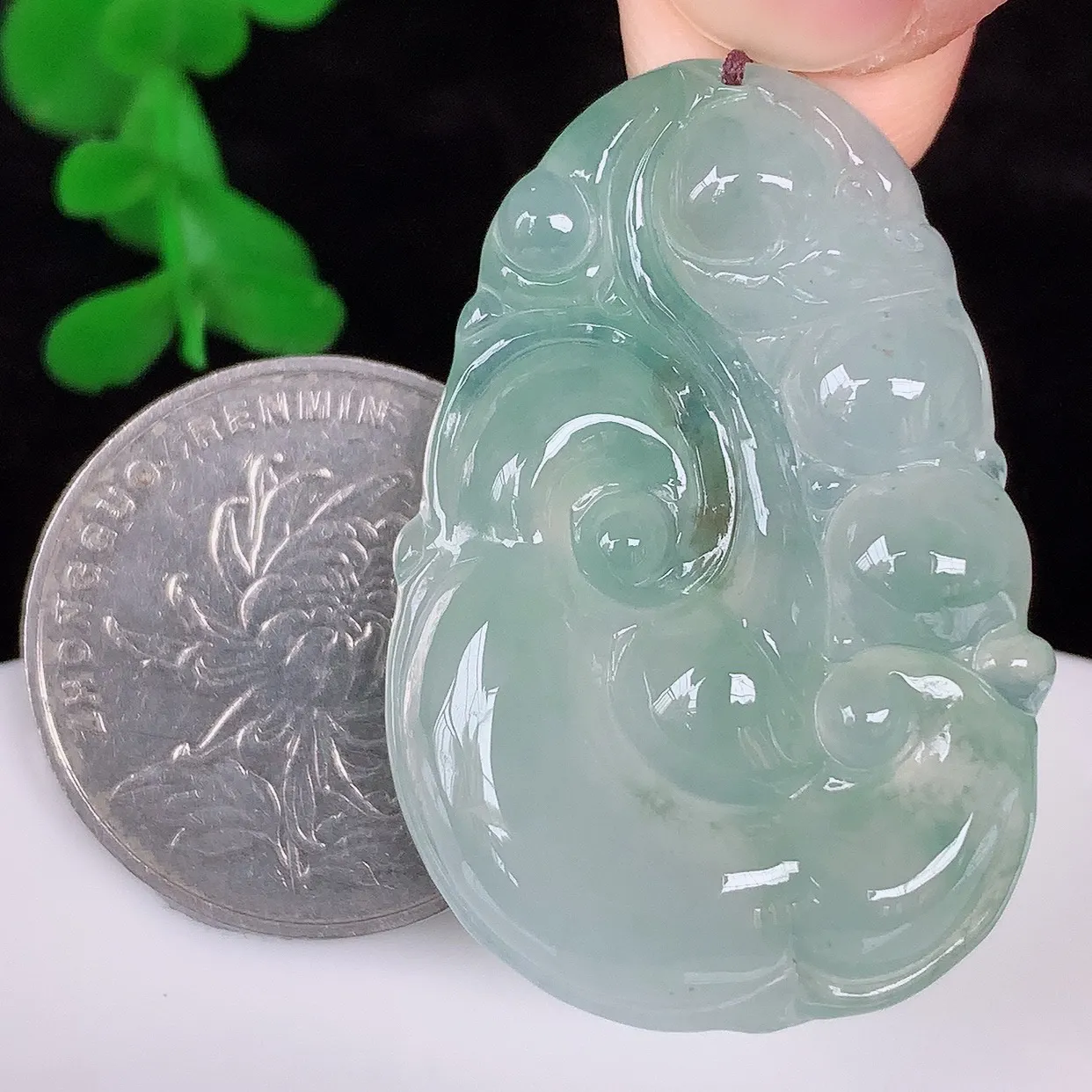 自然光实拍 冰种飘绿翡翠如意吊坠，翡翠如意，上身效果非常美，饱满大气，工艺美，万事如意，如意一生 #01.22