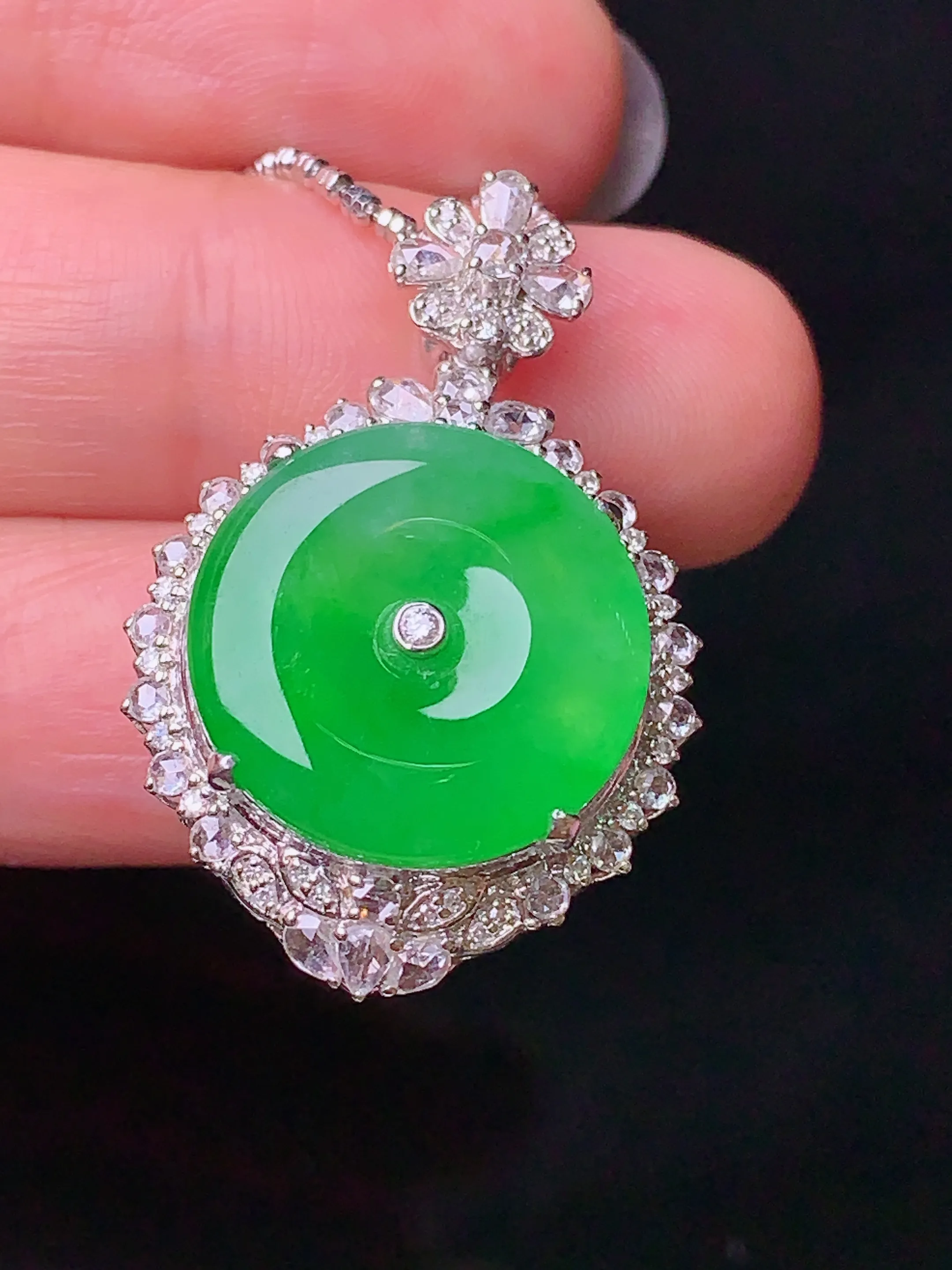 18k金钻镶嵌翠绿平安扣吊坠 玉质细腻 色泽艳丽 整体尺寸30.5*20*9.5