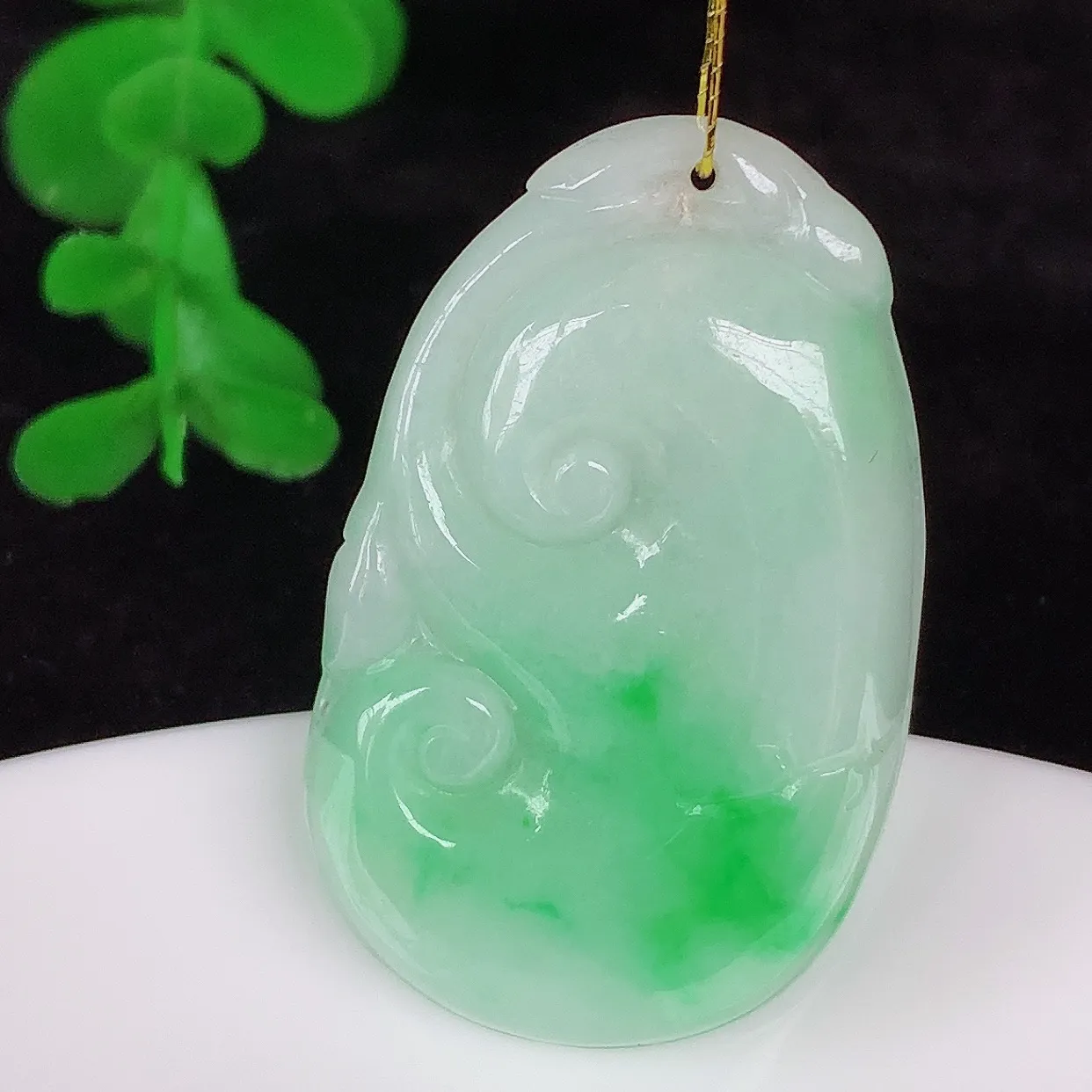 自然光实拍，冰糯种飘阳绿翡翠如意吊坠，翡翠如意，上身效果非常美，饱满大气，工艺美，万事如意，如意一生 #35.22