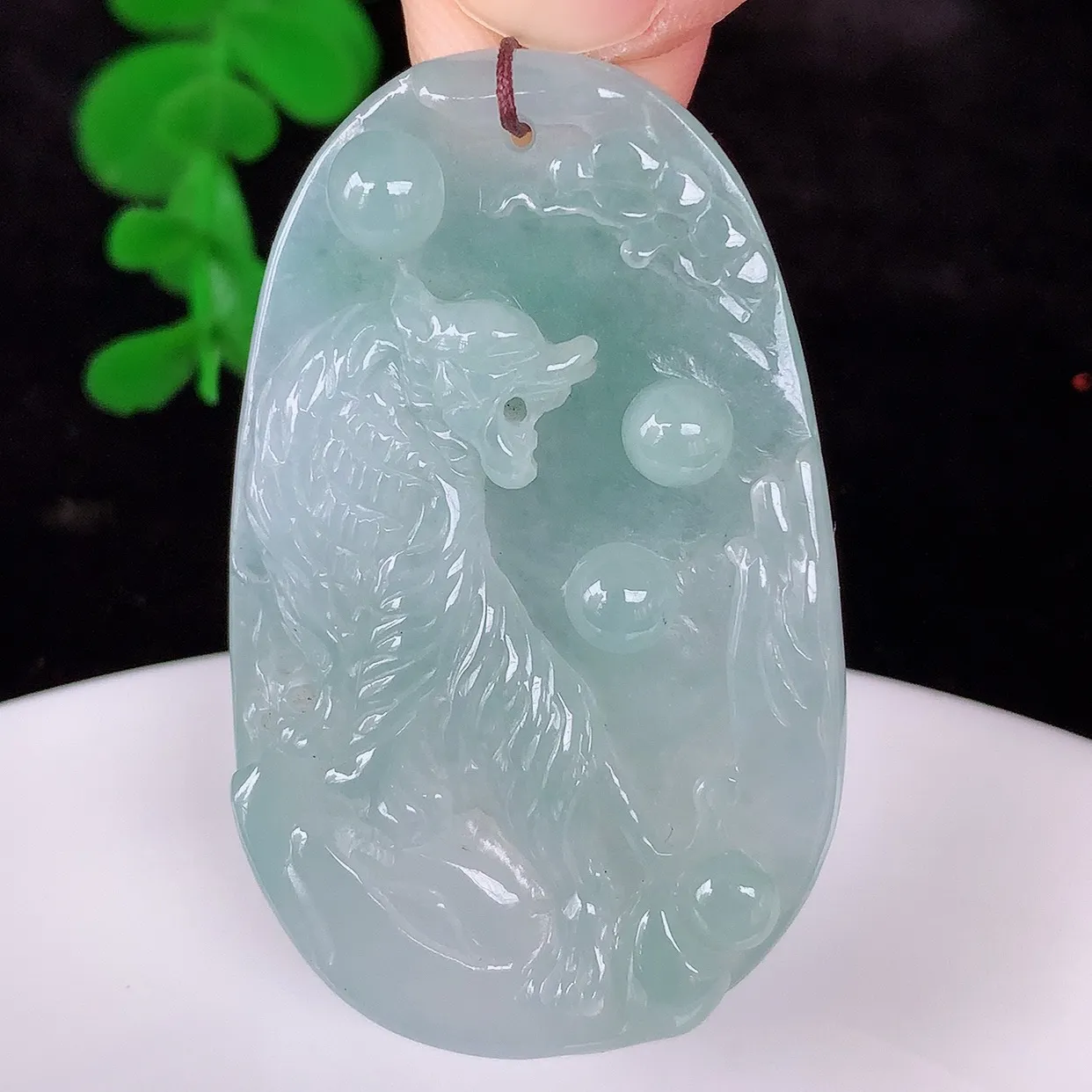 自然光实拍，冰润冰种飘绿翡翠虎虎生威吊坠，种老水足，翠色灵动，寓意美好，佩戴时尚出众！#57.22