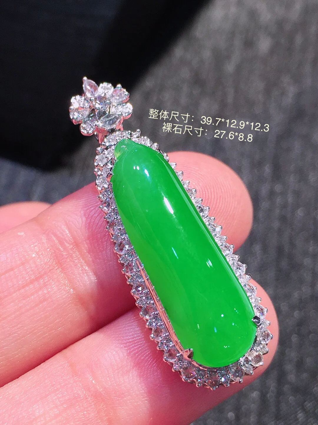 阳绿福瓜吊坠，色泽均匀艳丽，玉质细腻，荧光感超
强，饱满水润，气质满满。18k
金豪华镶嵌