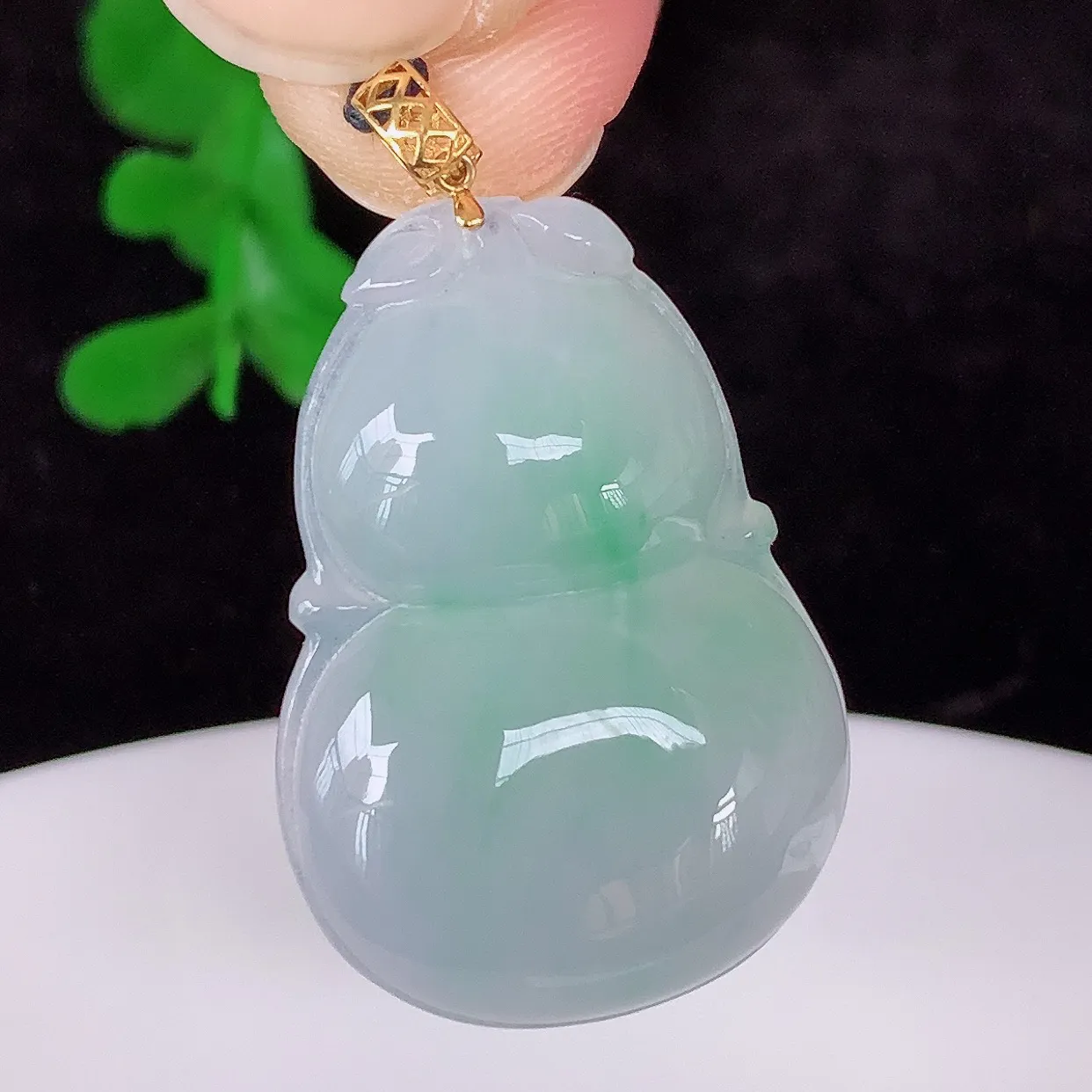 自然光实拍，18K金镶嵌冰润冰糯种飘绿翡翠葫芦吊坠，翡翠葫芦，寓意福禄双全，财源滚滚，佩戴效果优雅迷