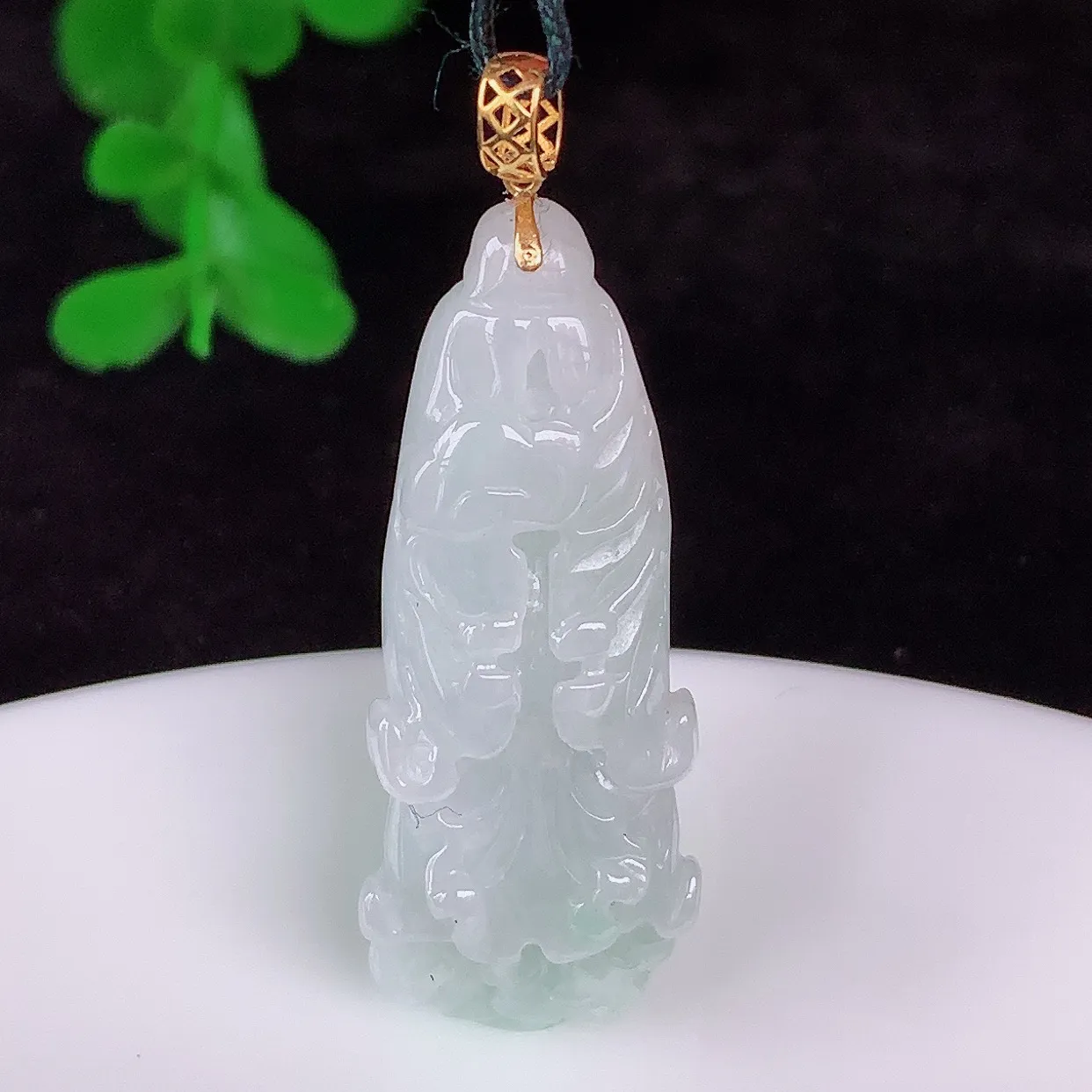 自然光实拍，18K金镶嵌冰润冰糯种飘阳绿翡翠招百财白菜吊坠，百财聚来，财源滚滚，色泽鲜艳，精工水润的白菜，性价比高！#1.22