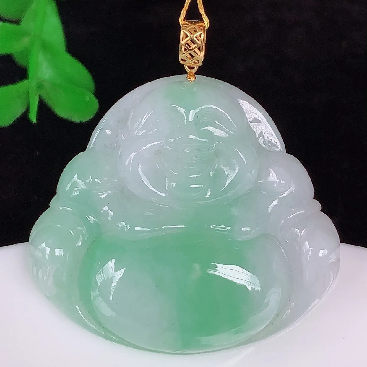 自然光实拍，18K金镶嵌冰糯种飘绿翡翠佛公吊坠，冰透饱满， 佛公亦保平安，寓意有福（佛公）相伴，品相佳，配戴优雅迷人！#00.20