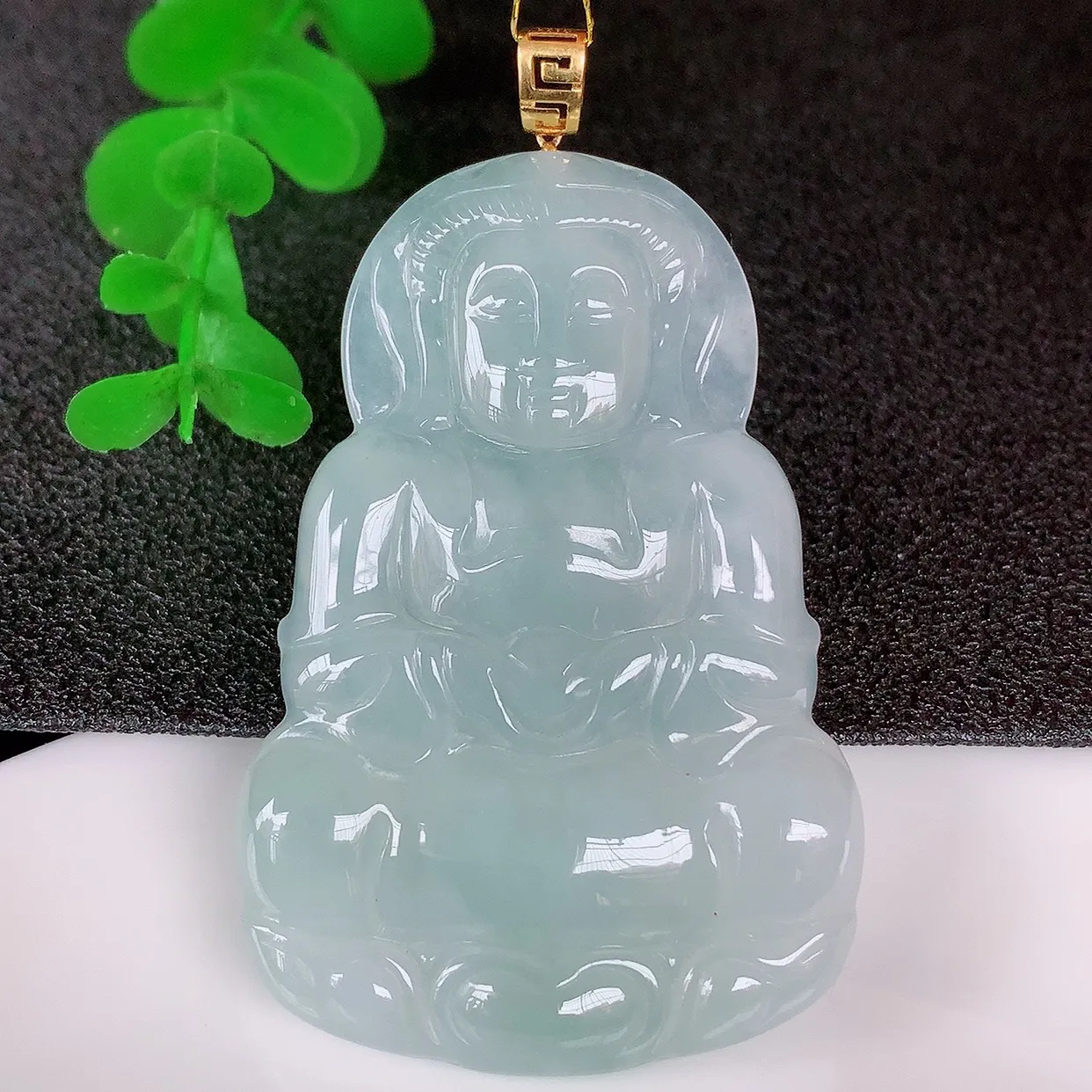 自然光实拍，18K金镶嵌大件冰种翡翠观音吊坠，赐福翡翠观音，翠色迷人，观音面相端庄，佩戴时尚出众！#35.22整体60.5*裸石52.8*36*5