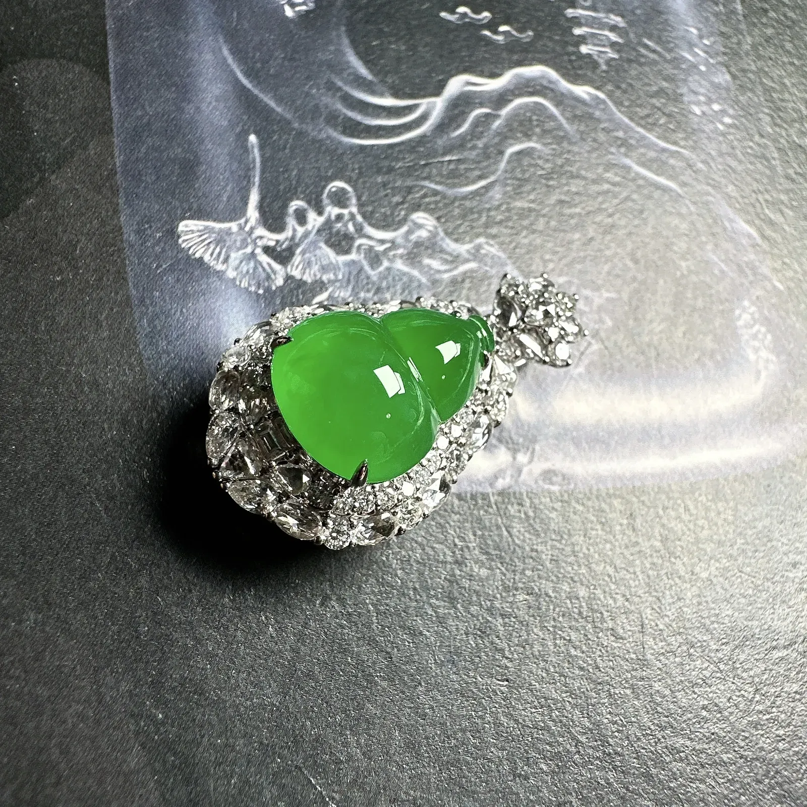 【满绿】正阳绿冰阳绿葫芦吊坠，非常纯正，色标级别的阳绿色泽，冰感好，饱满度好，大开盖，品质之选。裸石14*10.9*4.2毫米。